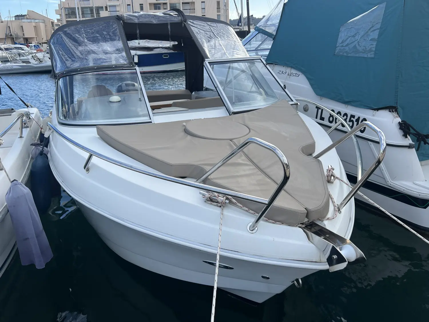 Selection Boats Cruiser 22 — Vue avant trois-quarts d’un bateau à cabine amarré dans une marina.