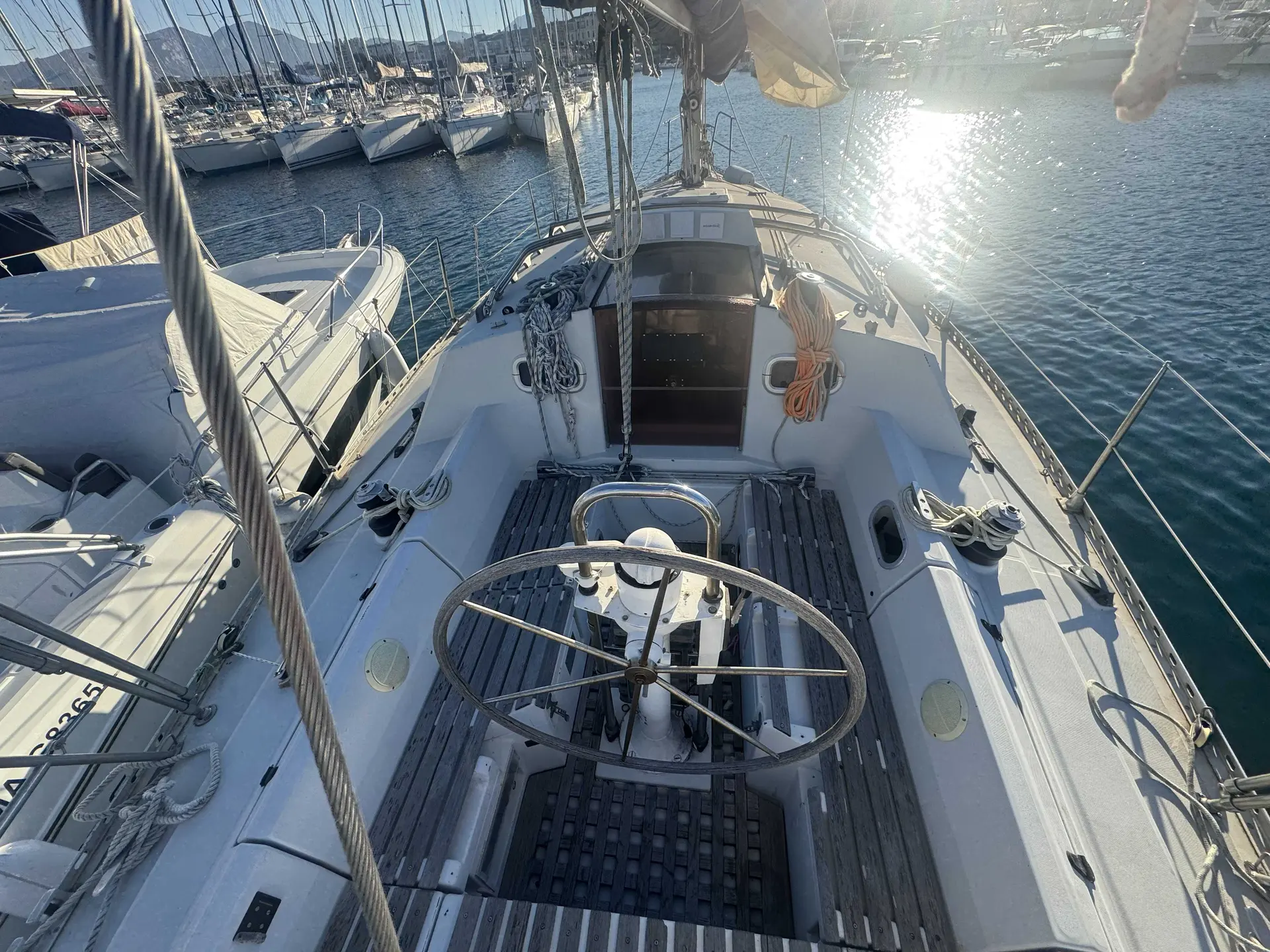 Kirie Feeling 346 — Vue du cockpit et du pont avant d'un voilier amarré dans un port.