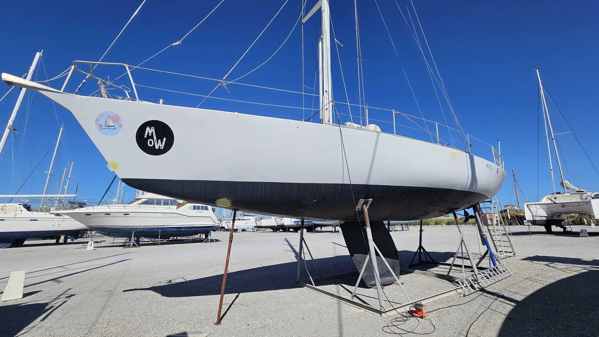 German Frers 48 — Voilier blanc à quille longue présenté à terre dans un chantier nautique.