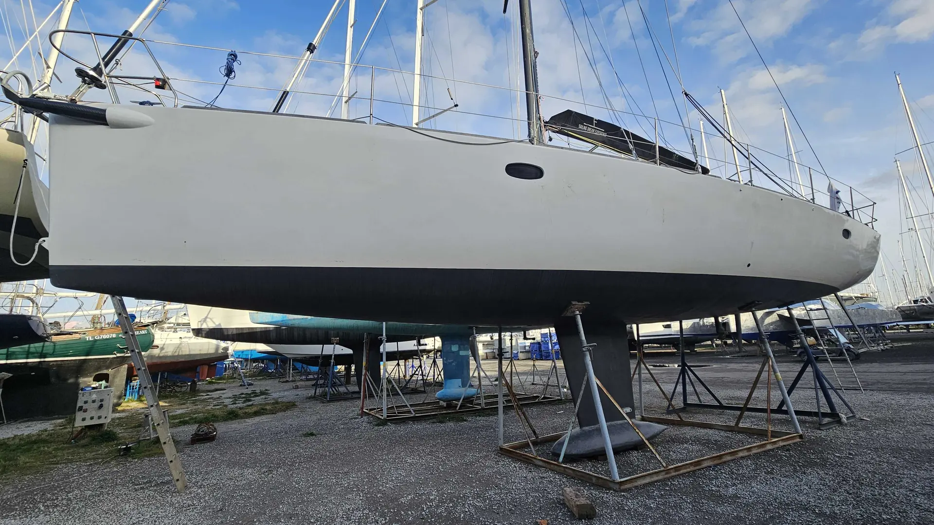 Futuna Yachts Futuna 50 — Voilier blanc photographié à terre sur des bers dans un chantier naval.