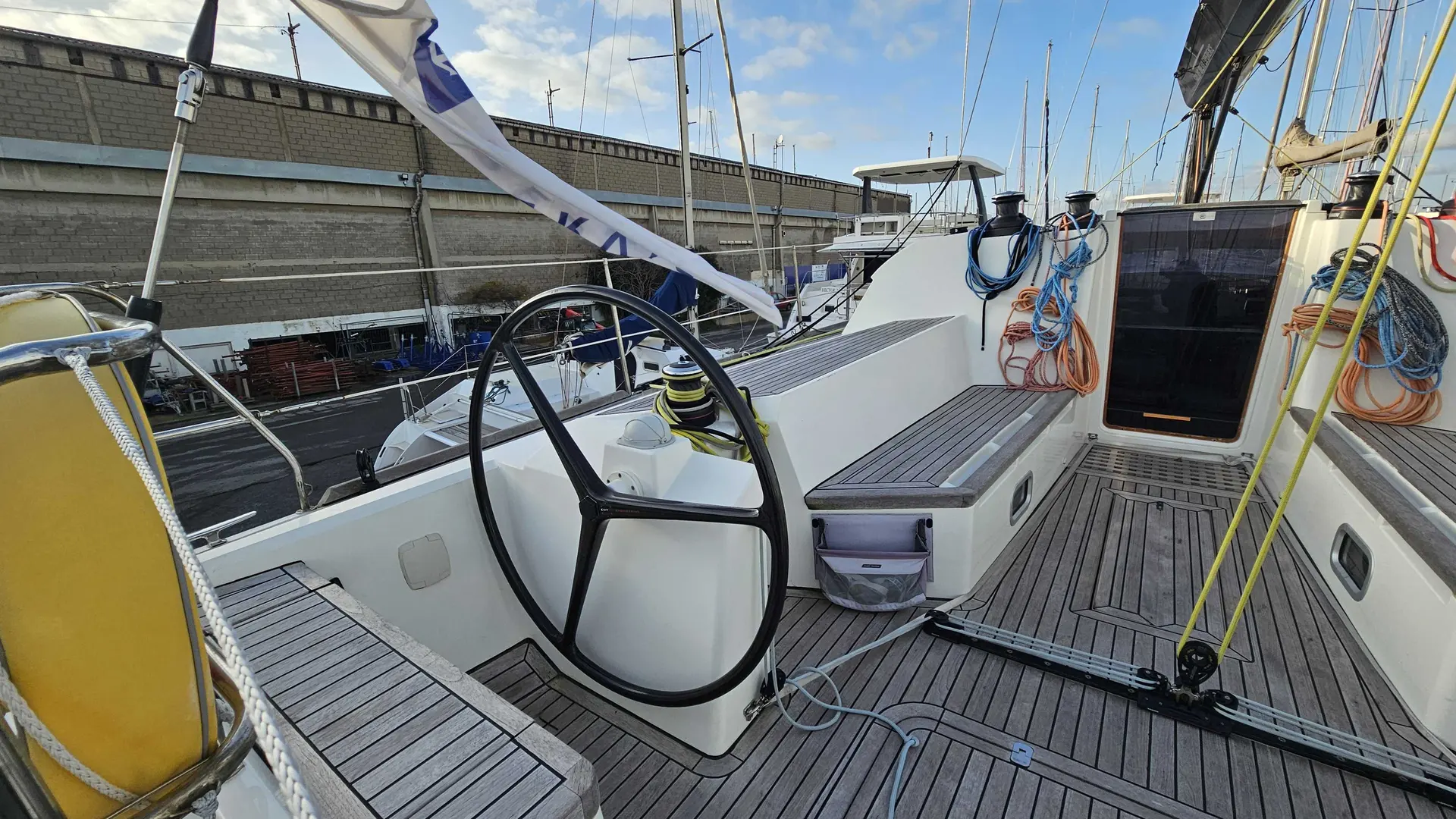 Futuna Yachts Futuna 50 — Vue du cockpit et du pont arrière d’un voilier amarré au port.