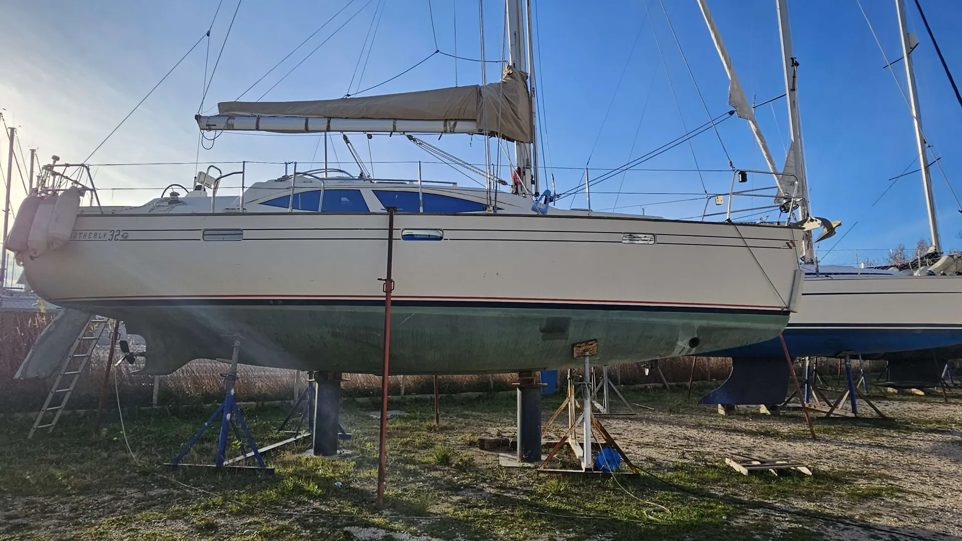 Northshore SOUTHERLY 32 DI — Voilier blanc vu de profil, posé sur bers dans un chantier nautique.