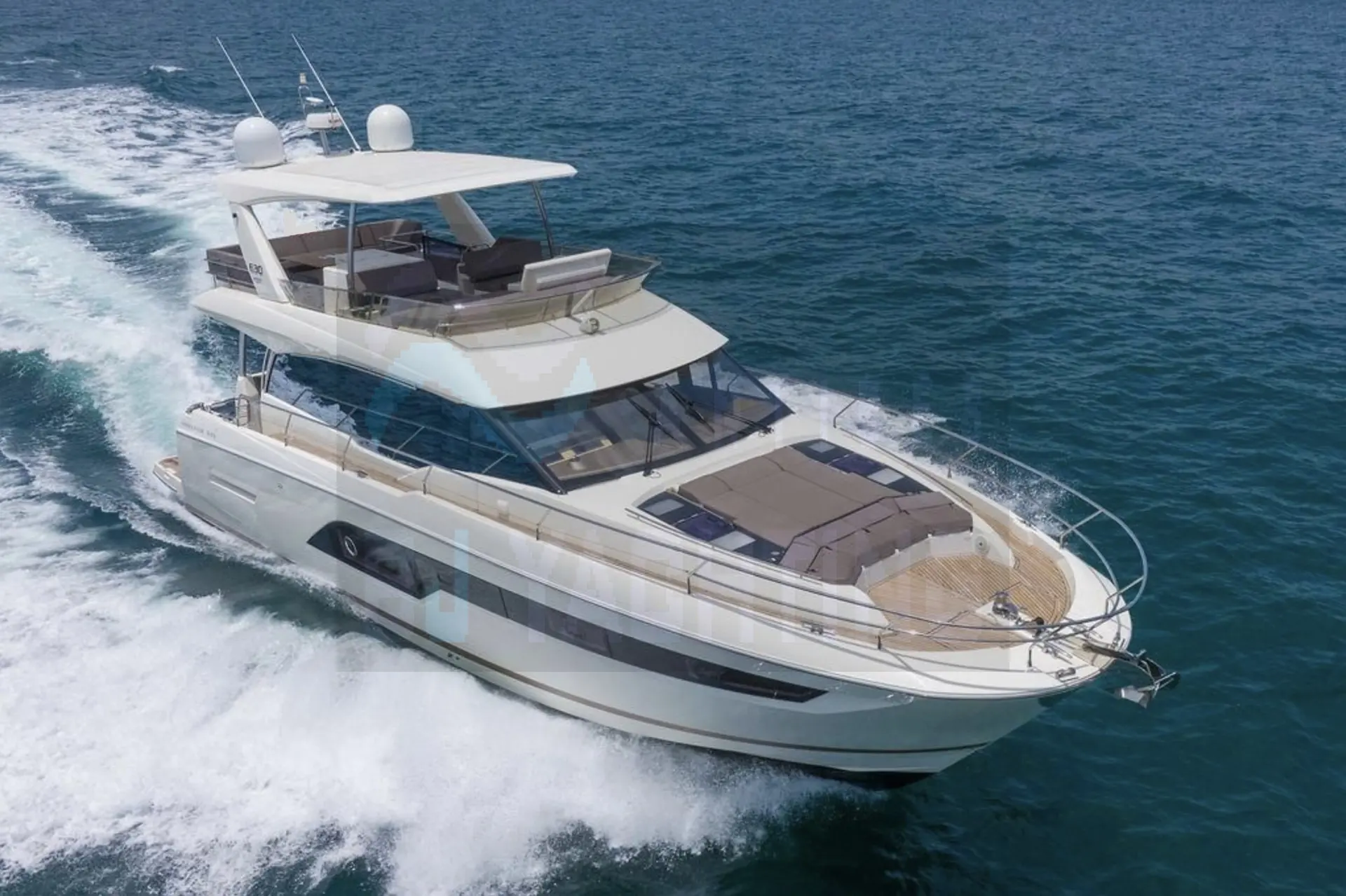 Prestige Yachts 630 Fly — Bateau à moteur blanc vu de trois quarts avant, naviguant en mer.