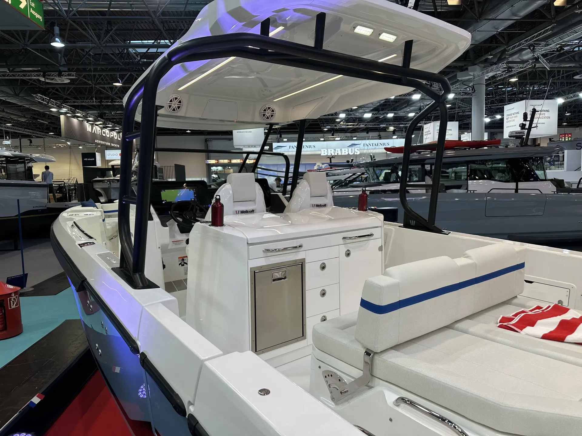Wellcraft 28 T-Top — Vue du cockpit arrière d’un bateau exposé dans un salon nautique.