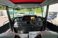 Brabus Marine Shadow 500 — Vue du poste de pilotage intérieur, avec volant, instruments et pare-brise.