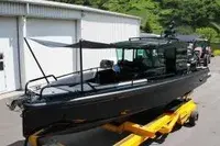 Brabus Marine Shadow 500 — Bateau à moteur noir sur remorque, photographié de trois quarts en extérieur.