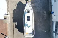 Paragon Yachts Paragon 31 — Vue aérienne d’un bateau blanc vu de dessus dans un espace portuaire.