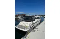 Aquador 28 HT — Bateau amarré au quai, photographié de trois quarts depuis le ponton.