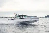 Axopar 29 XC CROSS CABIN — Bateau à moteur vu de profil naviguant sur une mer légèrement agitée.