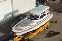Nimbus W9 — Bateau blanc vu de trois quarts sur une remorque, dans une cour extérieure.