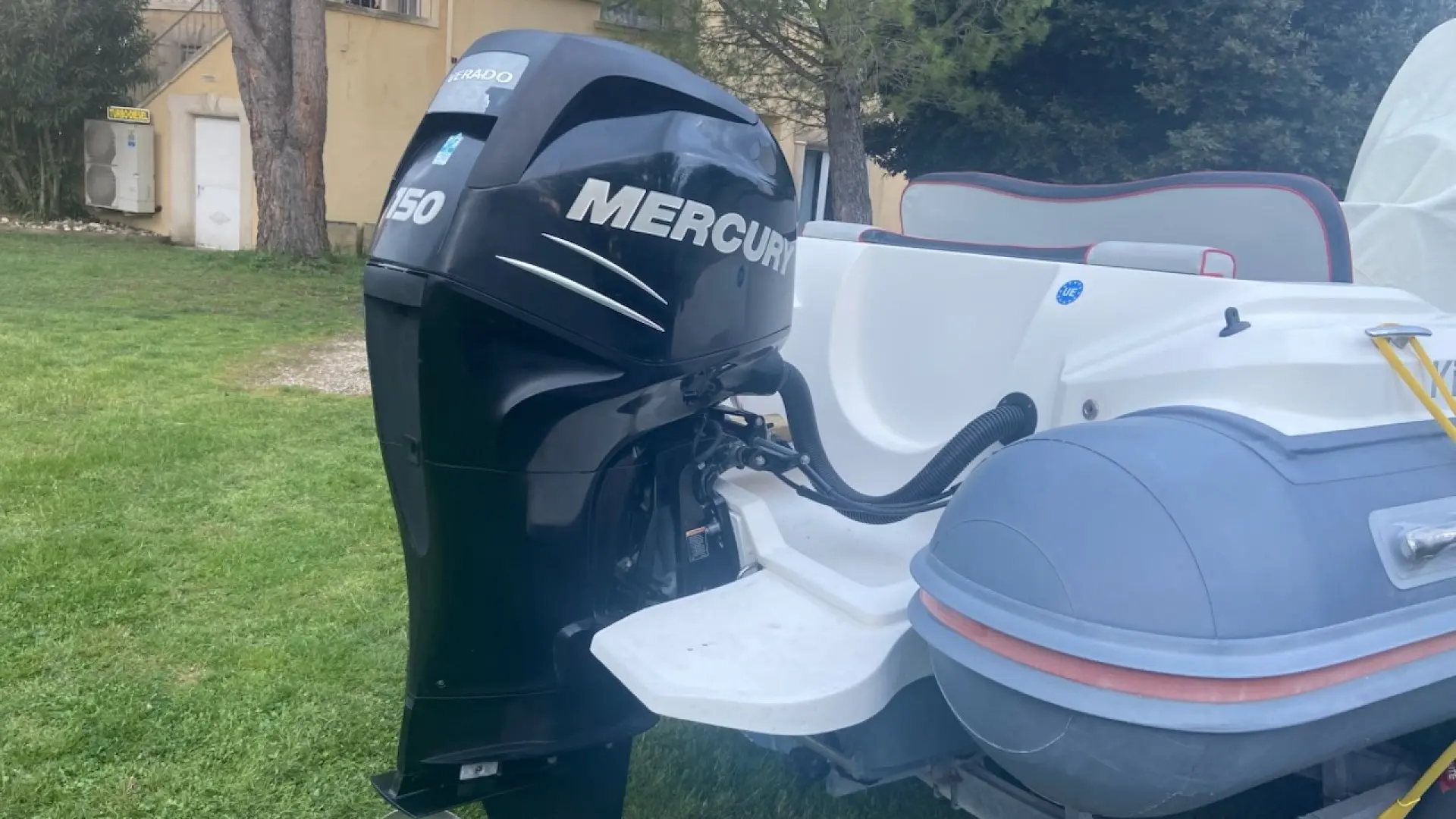 Nuova Jolly King 700 — Vue rapprochée de la poupe d’un bateau pneumatique et de son moteur hors-bord.