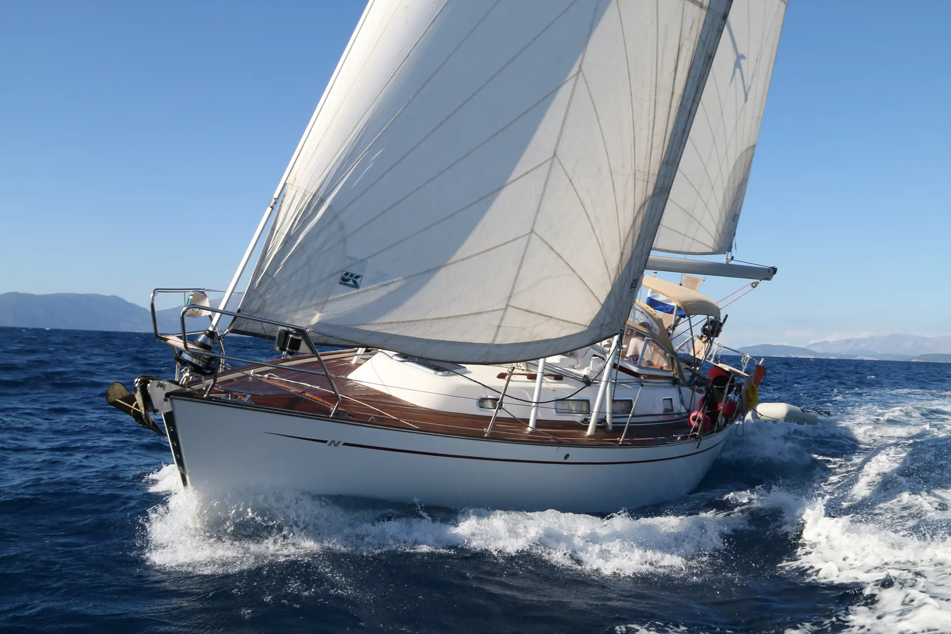 Najad 380 — Voilier naviguant au près sur une mer agitée, voiles hissées.