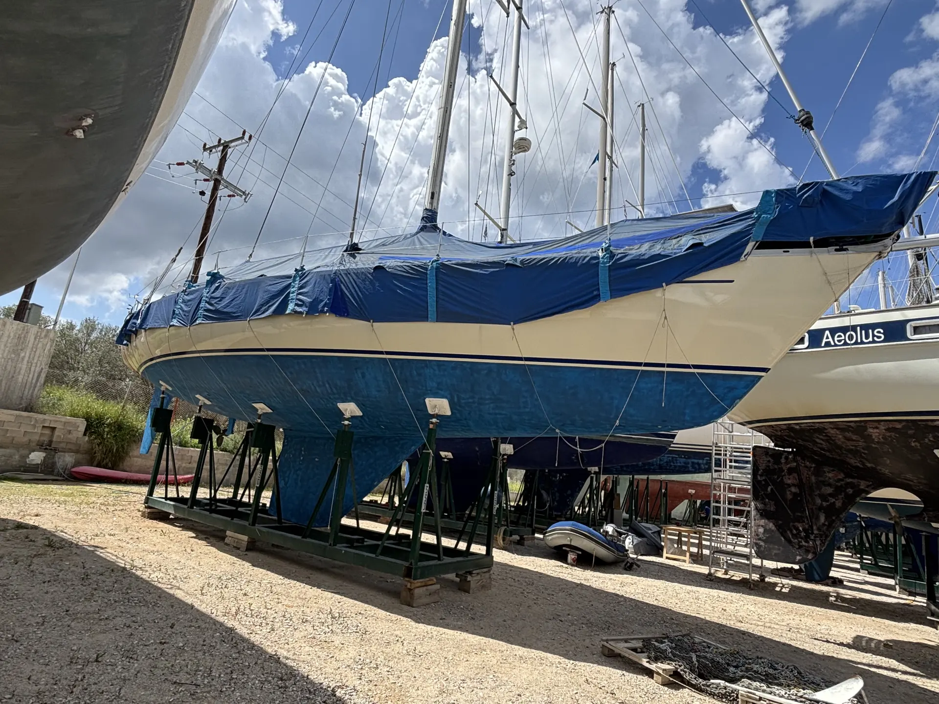 Grand Soleil 46 — Voilier à coque bleue et blanche, bâché et posé sur bers dans un chantier naval.