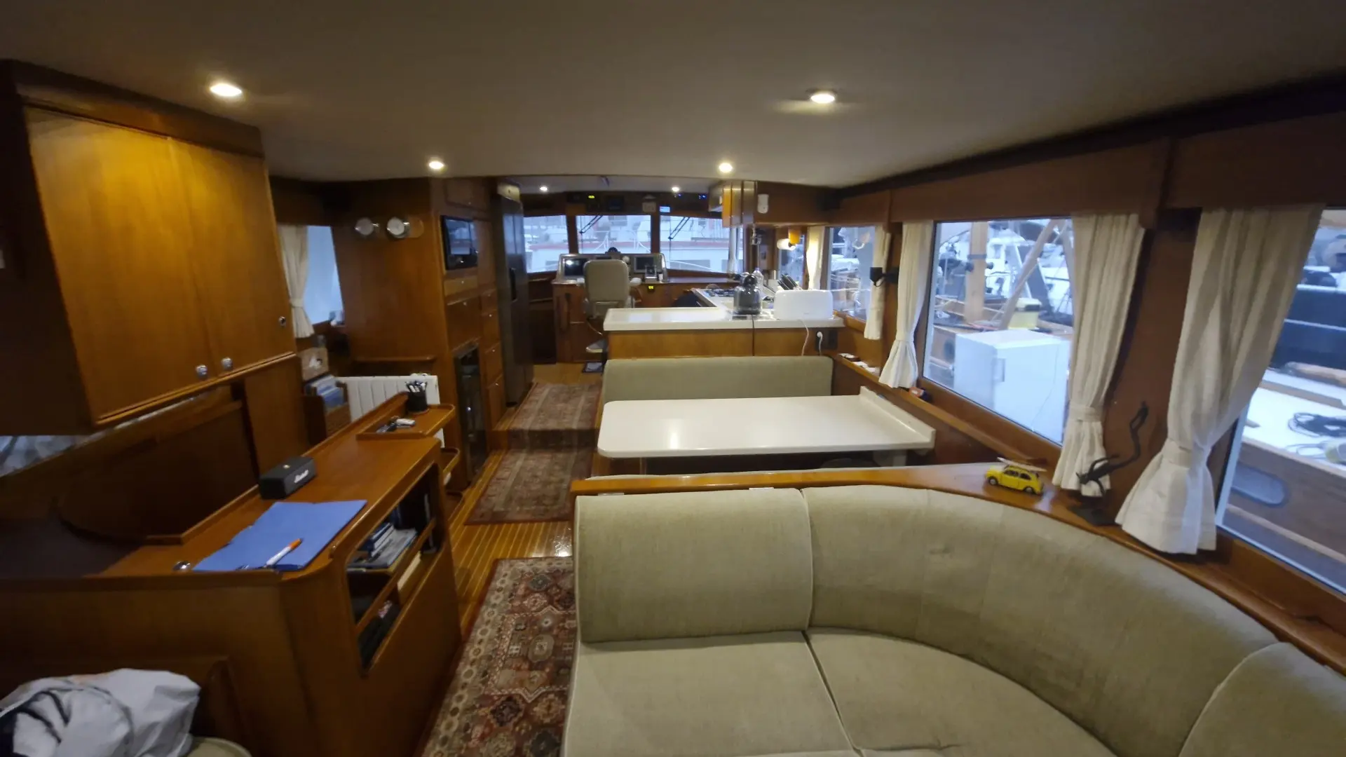 Grand Banks 52 Europa — Vue intérieure du salon et du poste de pilotage d’un bateau.