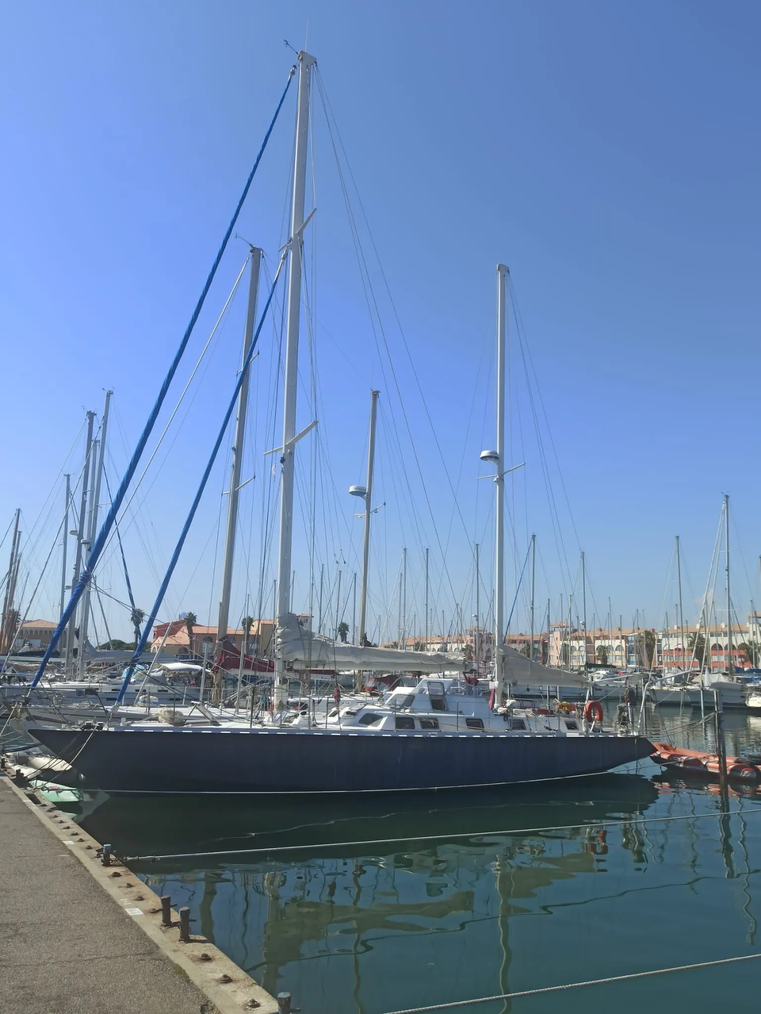Destrier Sagien 56 — Voilier amarré vu de profil dans un port de plaisance.
