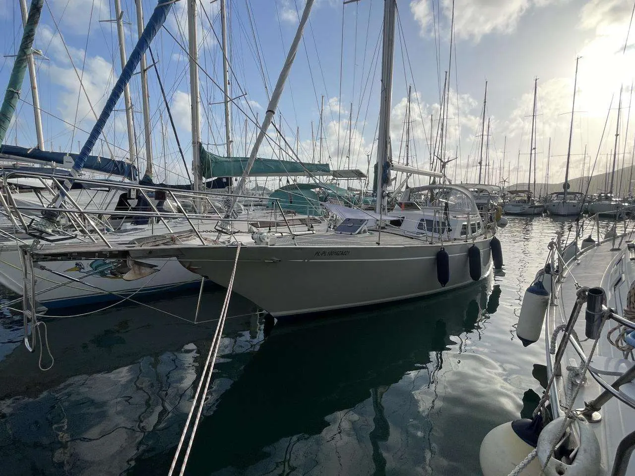 Belliure 41 — Voilier gris amarré dans une marina, vu de trois quarts.