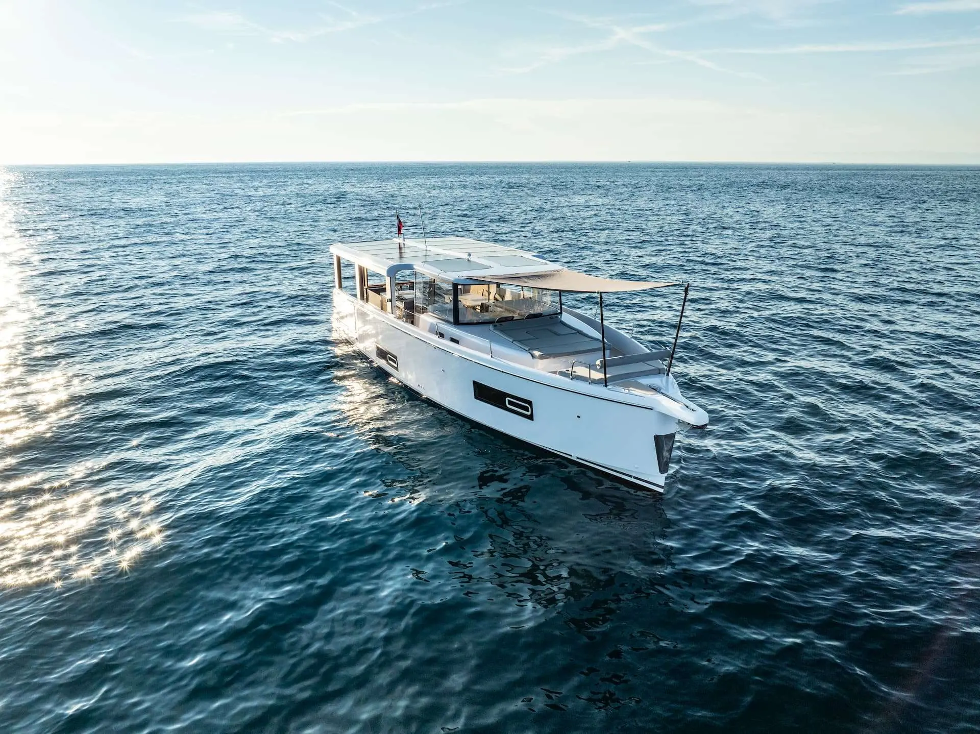 Jeanneau Sea Loft 480 — Bateau à moteur blanc naviguant en mer, photographié en vue trois quarts.