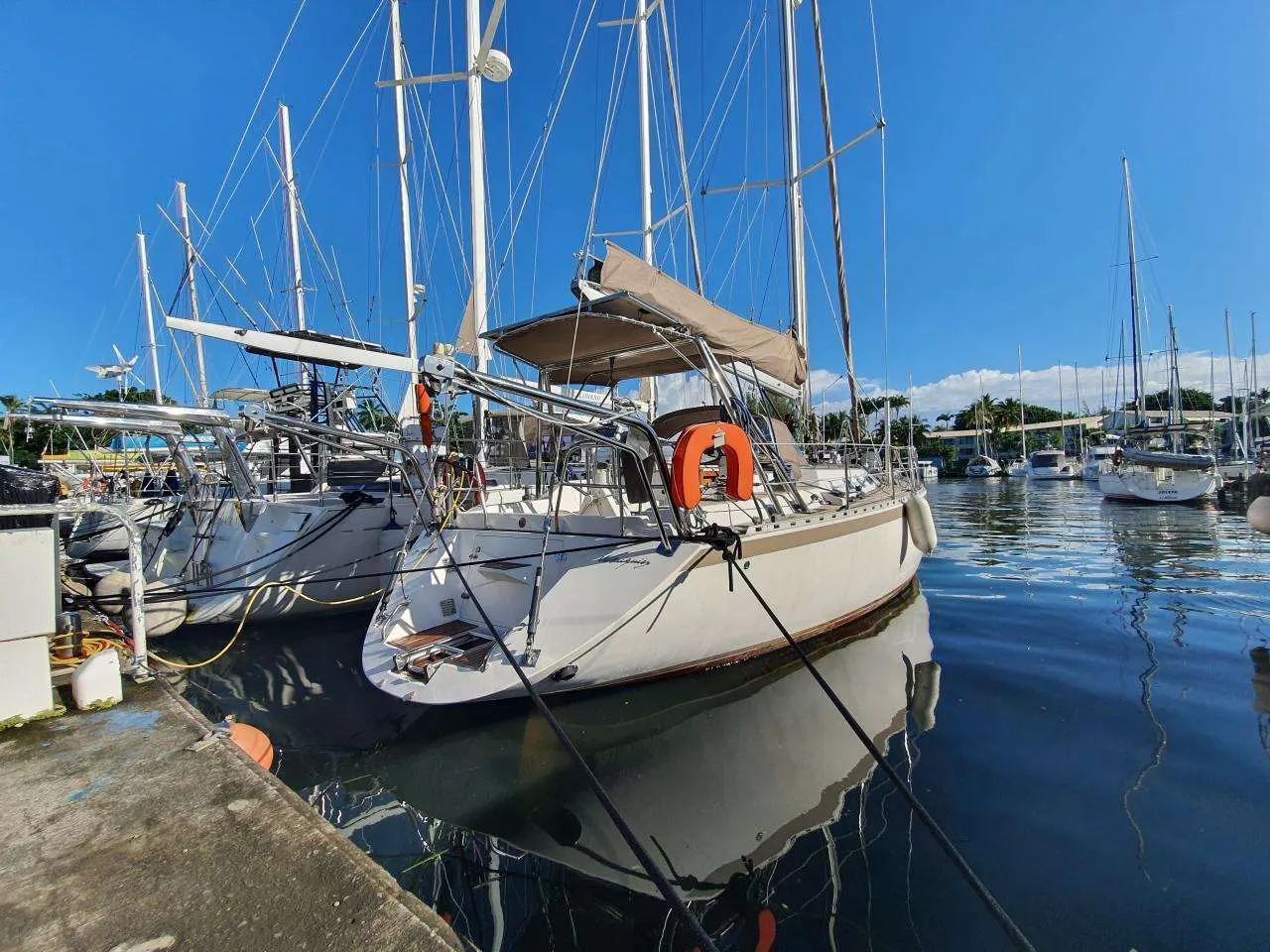 Wauquiez Centurion 48 S — Voilier blanc amarré dans une marina, vu de trois quarts arrière.