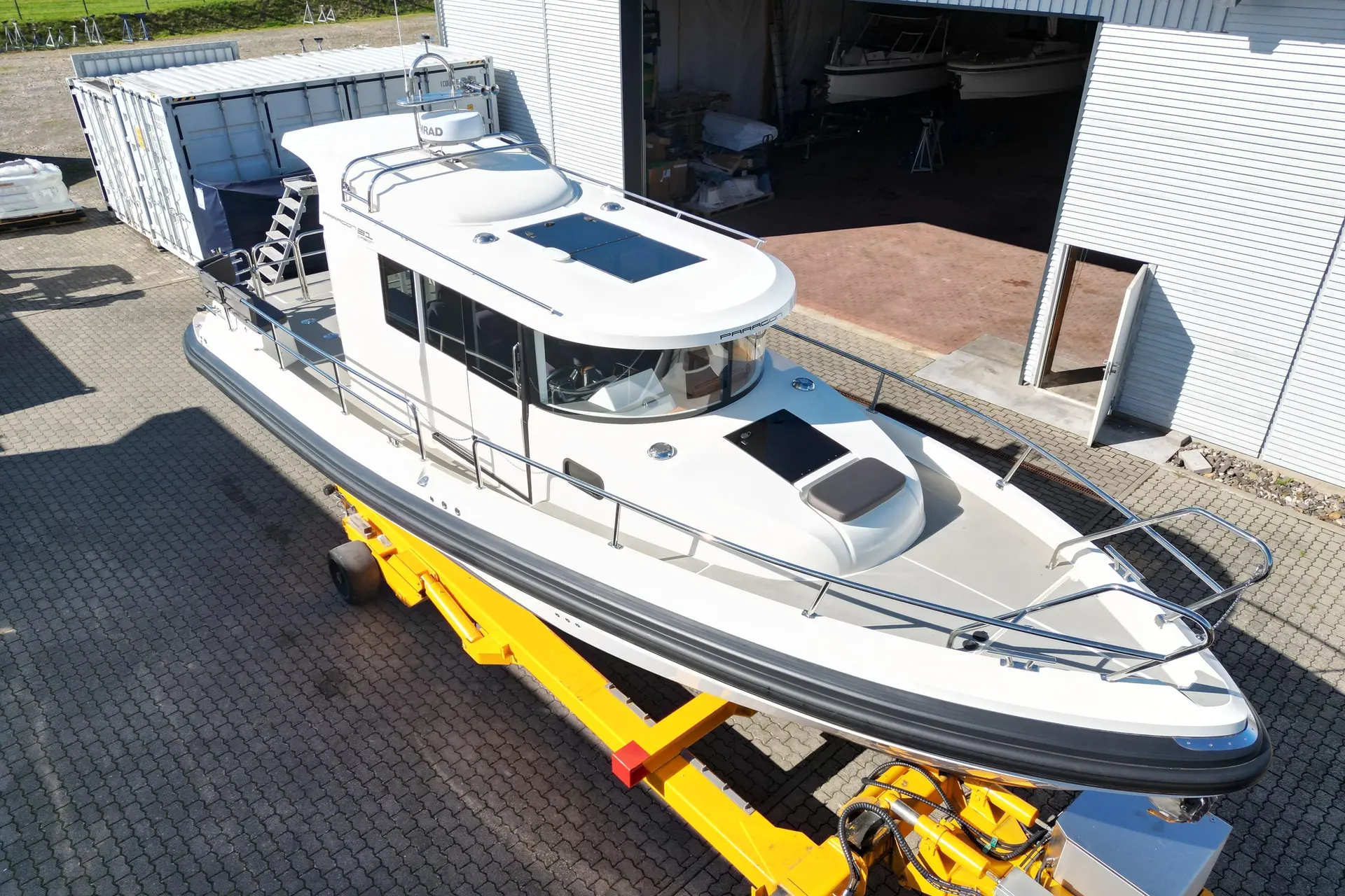 Paragon Yachts Paragon 31 — Vedette blanche à cabine photographiée de trois quarts sur sa remorque.