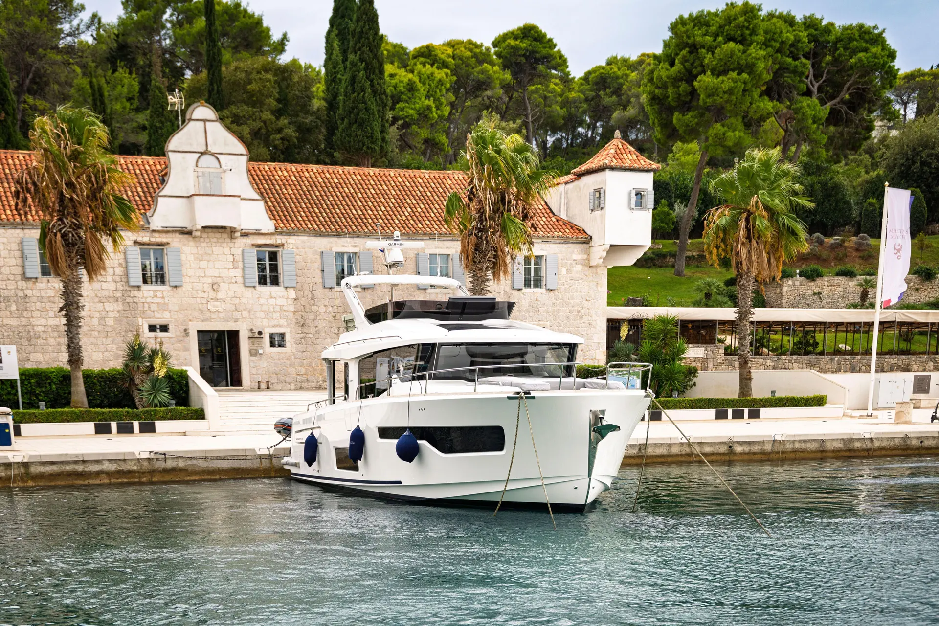 Nimbus 495 — Bateau à moteur blanc amarré dans une marina, vu de trois quarts avant.
