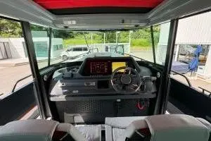 Brabus Marine Shadow 500 — Vue du poste de pilotage avec volant, écran central et sièges avant.