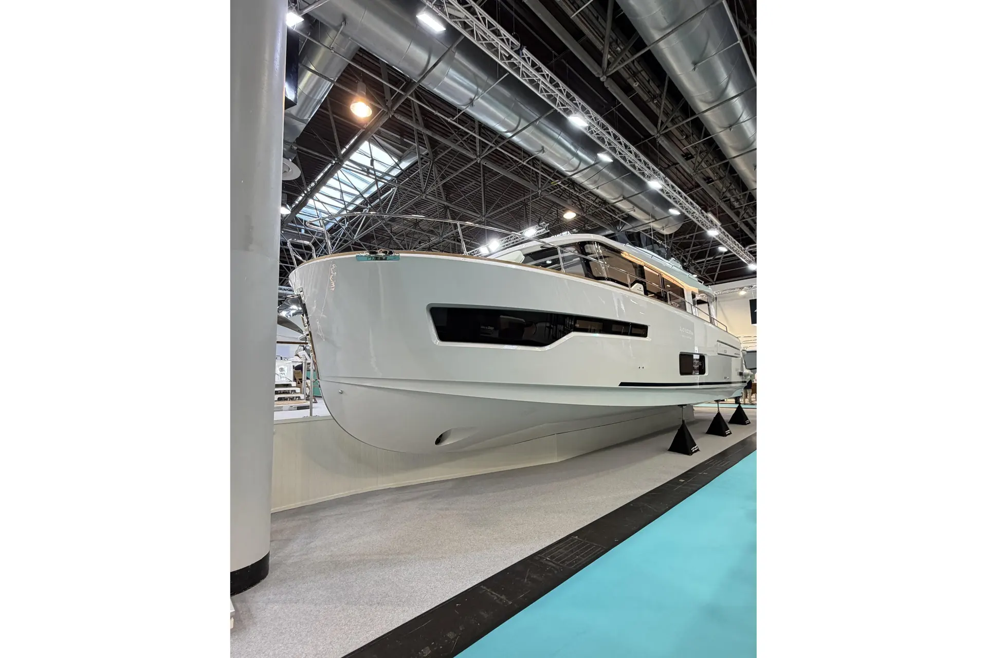 Nimbus 495 — Bateau exposé en salon, photographié de trois quarts depuis l'avant bâbord.