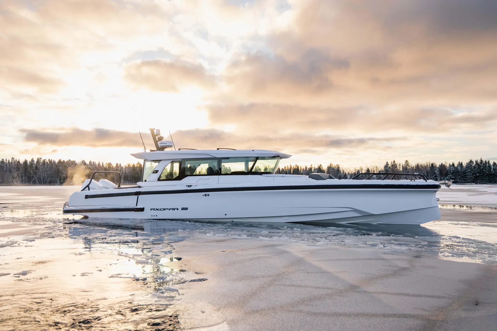 Axopar 38 XC Cross Cabin — Bateau à cabine visible de profil sur une étendue d’eau partiellement gelée.