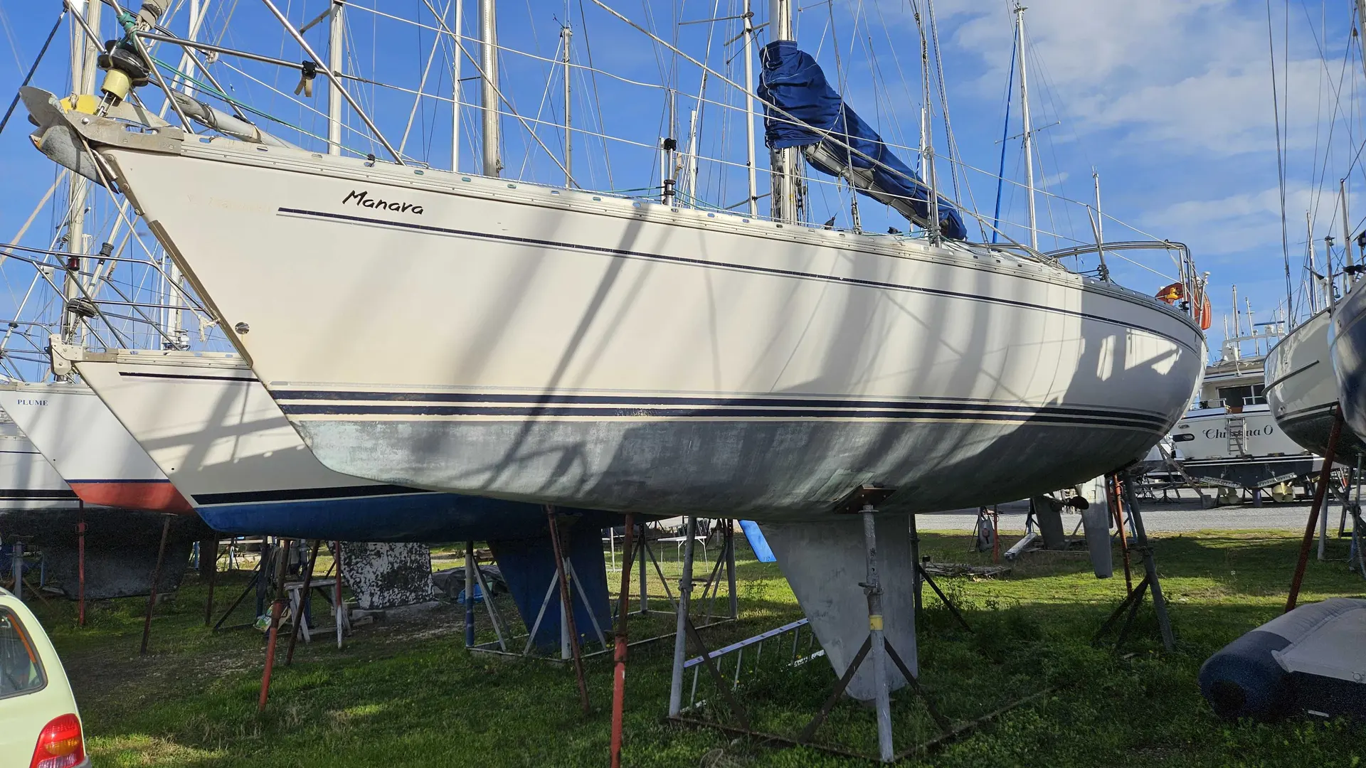 Jeanneau Sun Rise 35 — Voilier blanc vu de trois quarts, posé sur bers dans un chantier naval.