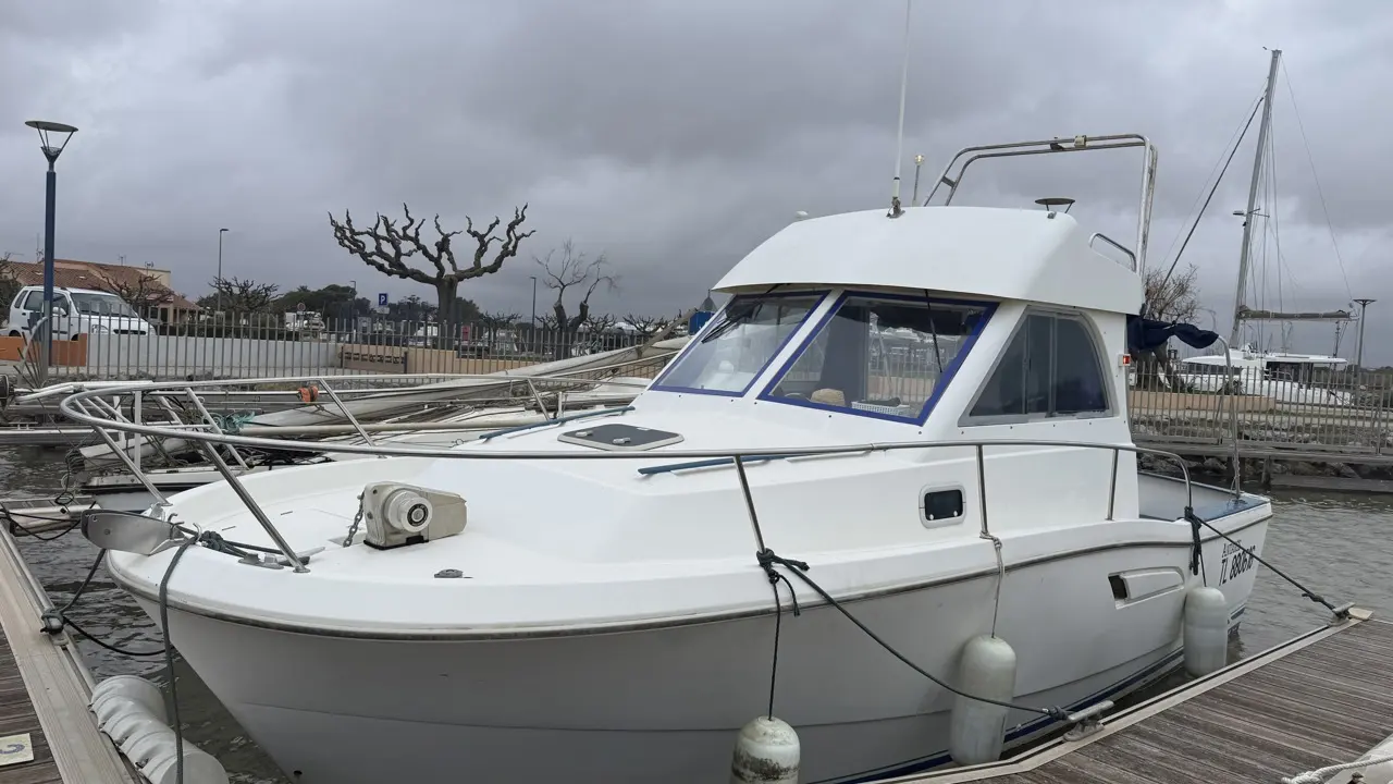 Beneteau Antares Serie 8 — Vue en trois-quarts avant d’un bateau blanc amarré dans un port.