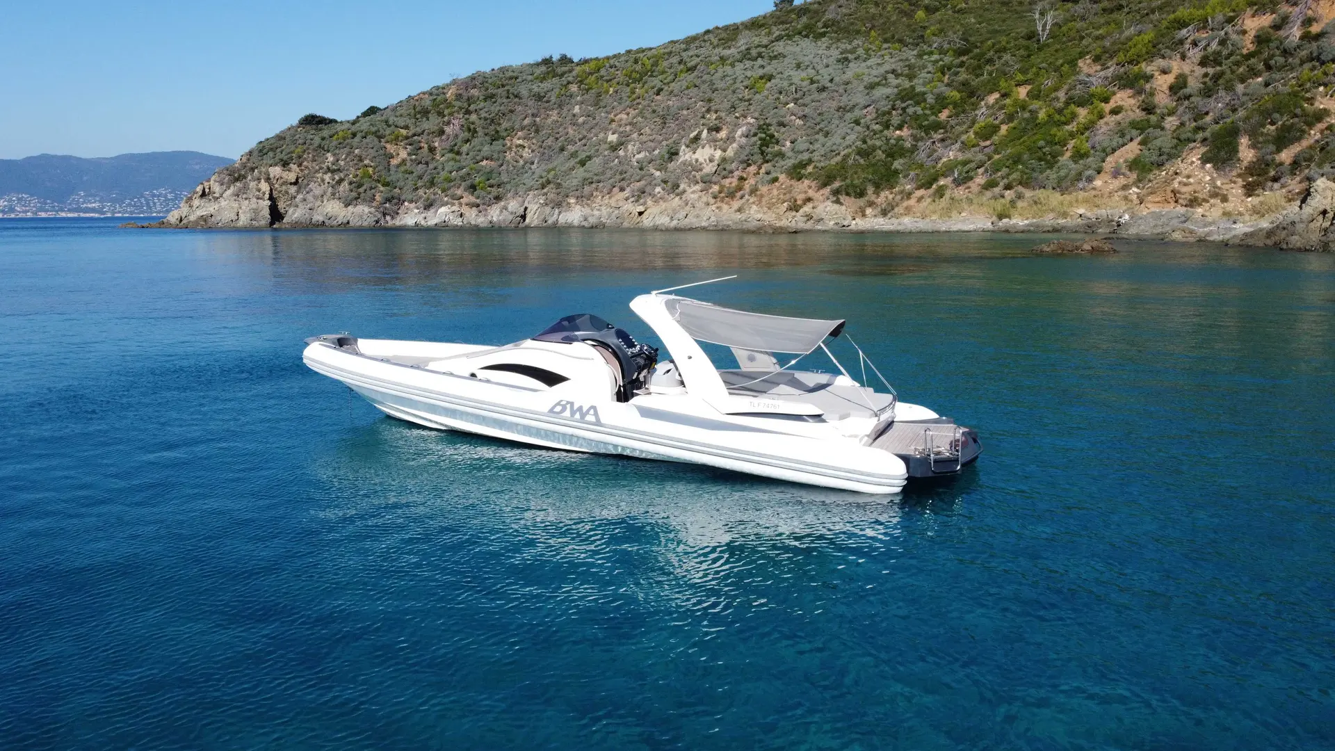 BWA 40 WL — Bateau pneumatique blanc vu de trois quarts dans une baie abritée.