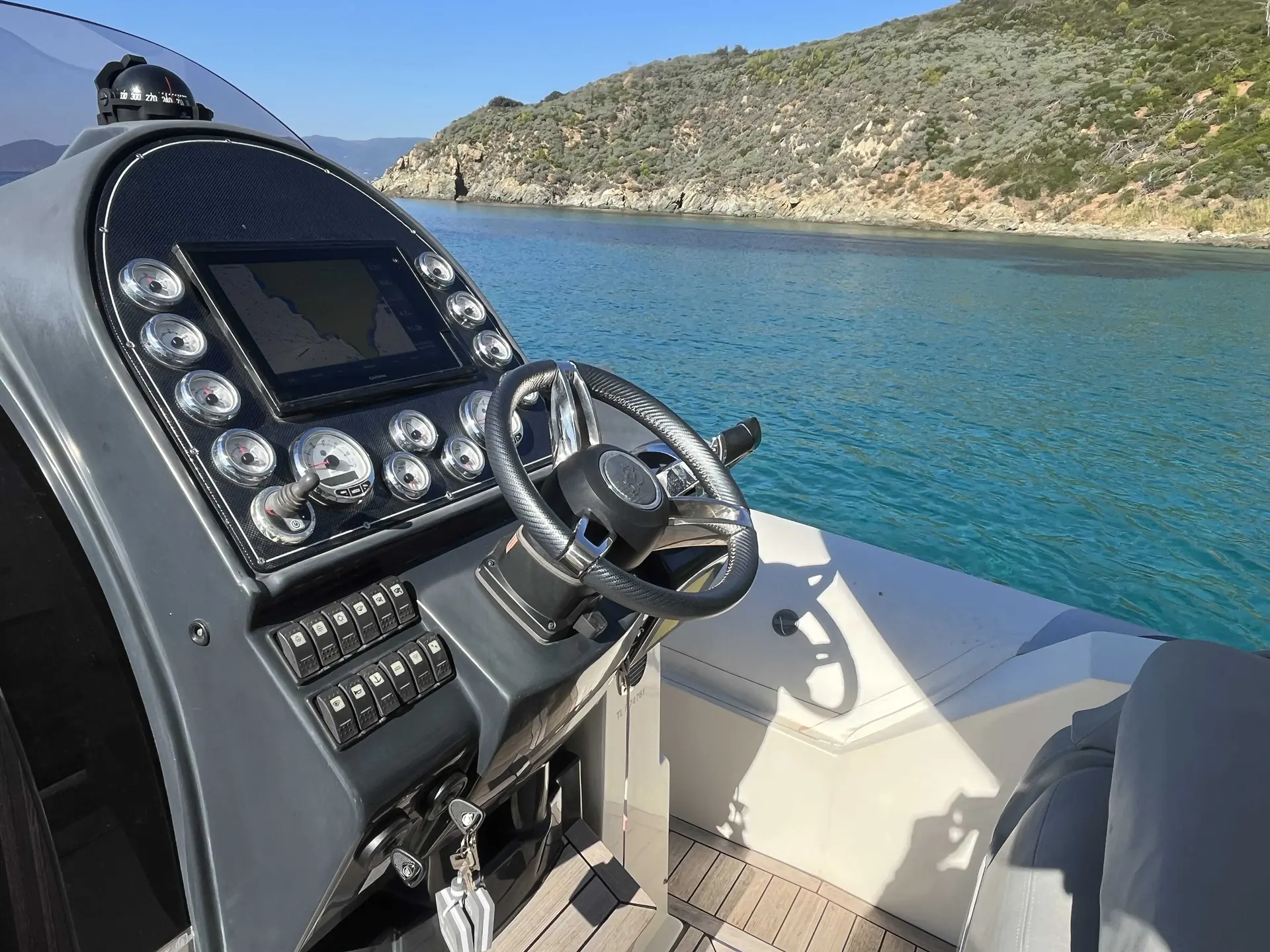 BWA 40 WL — Poste de pilotage avec volant, instruments et écran sur un bateau semi-rigide.