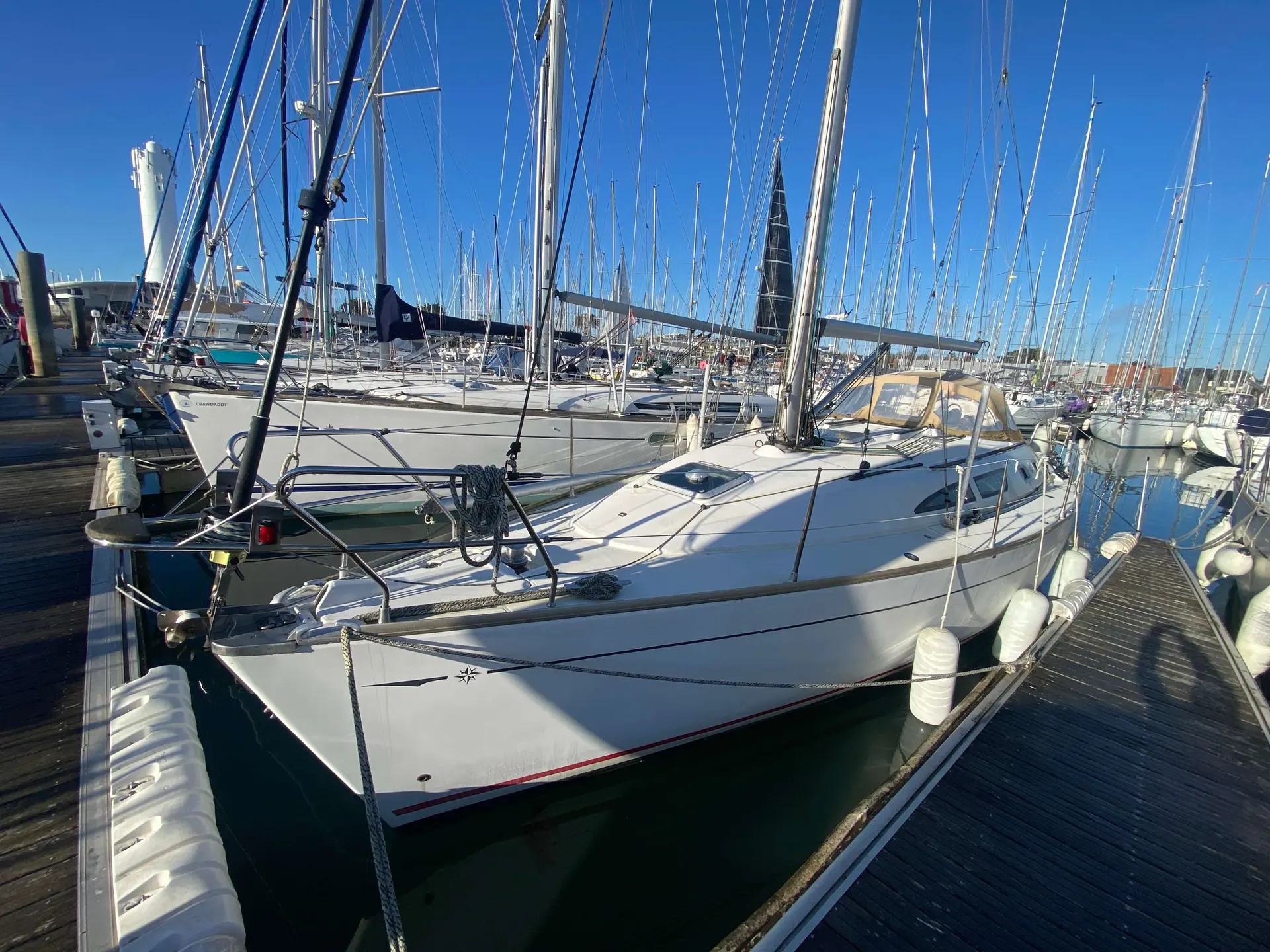 Jeanneau Sun Fast 37 — Voilier blanc amarré dans une marina, vu de trois quarts avant.