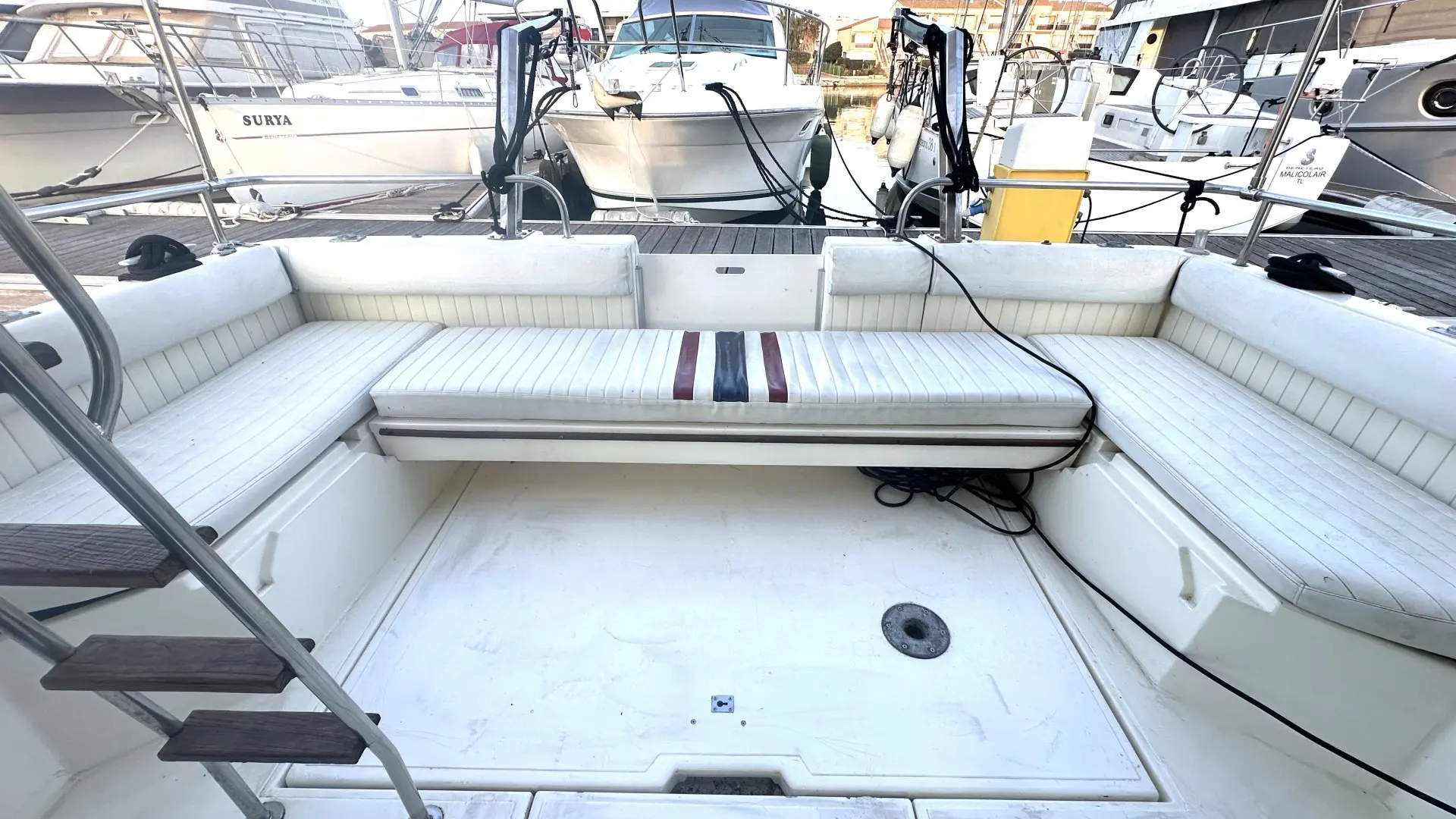 Fairline Corniche 31 — Vue du cockpit arrière avec banquettes en U et plateforme centrale