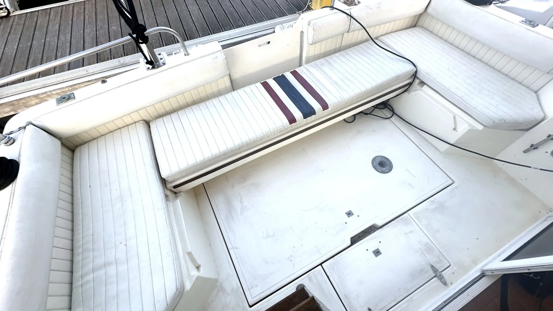 Fairline Corniche 31 — Vue plongeante du cockpit arrière avec banquettes et coffres fermés.