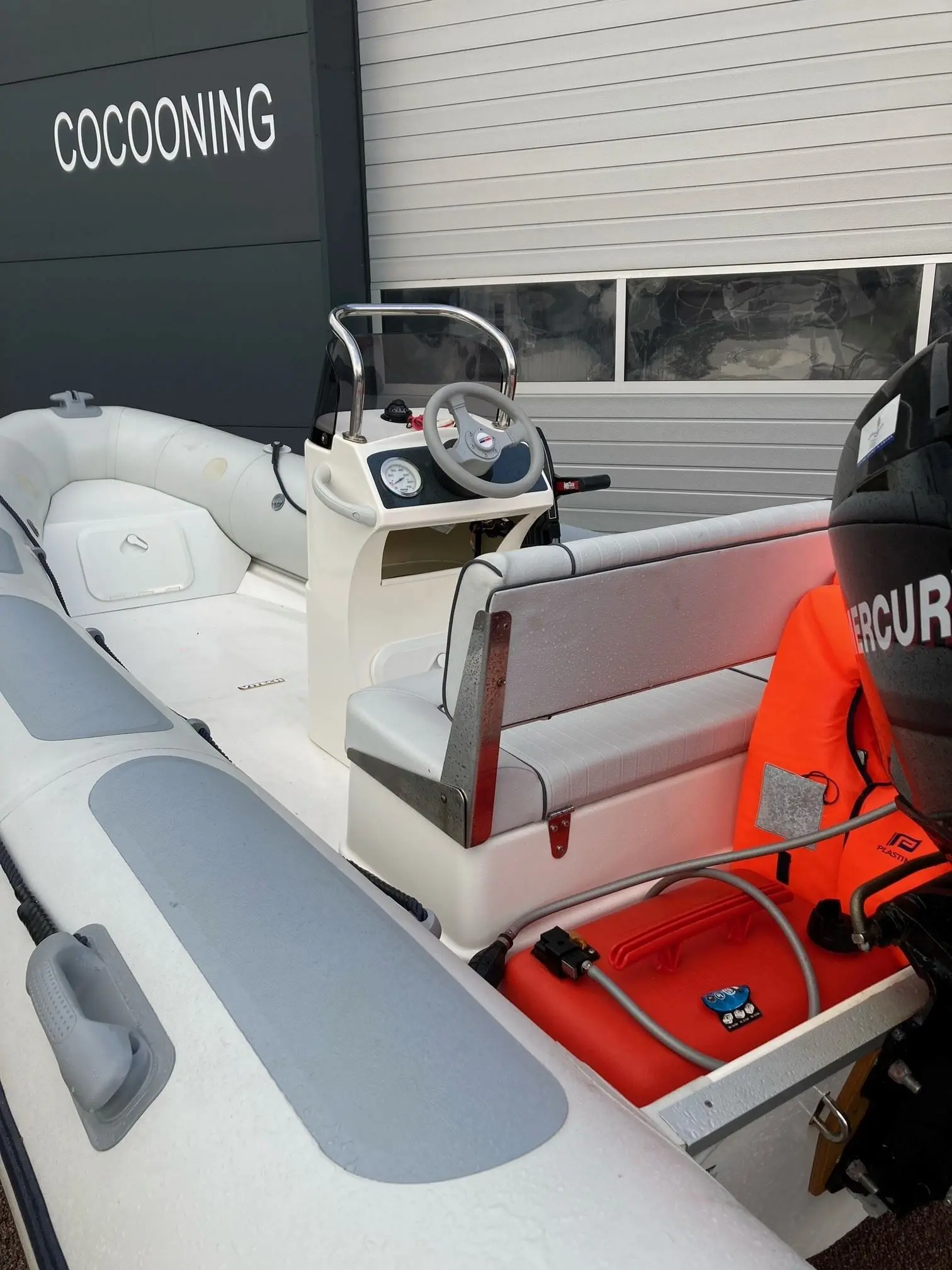 Valiant 490 — Vue du poste de pilotage et du cockpit d’un bateau pneumatique à moteur hors-bord.