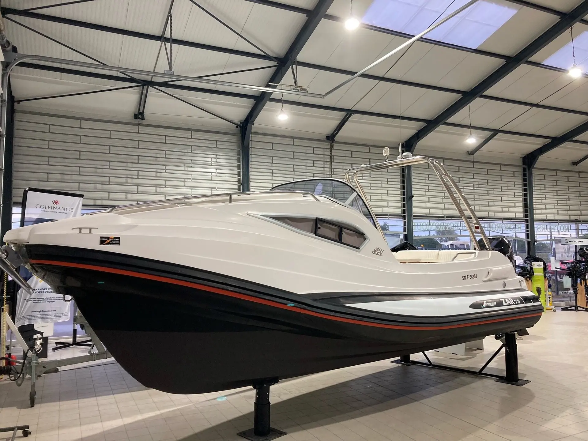 Zar Formenti Zar 73 Sky Deck — Bateau à moteur blanc et noir présenté sur berceau dans un hall intérieur.