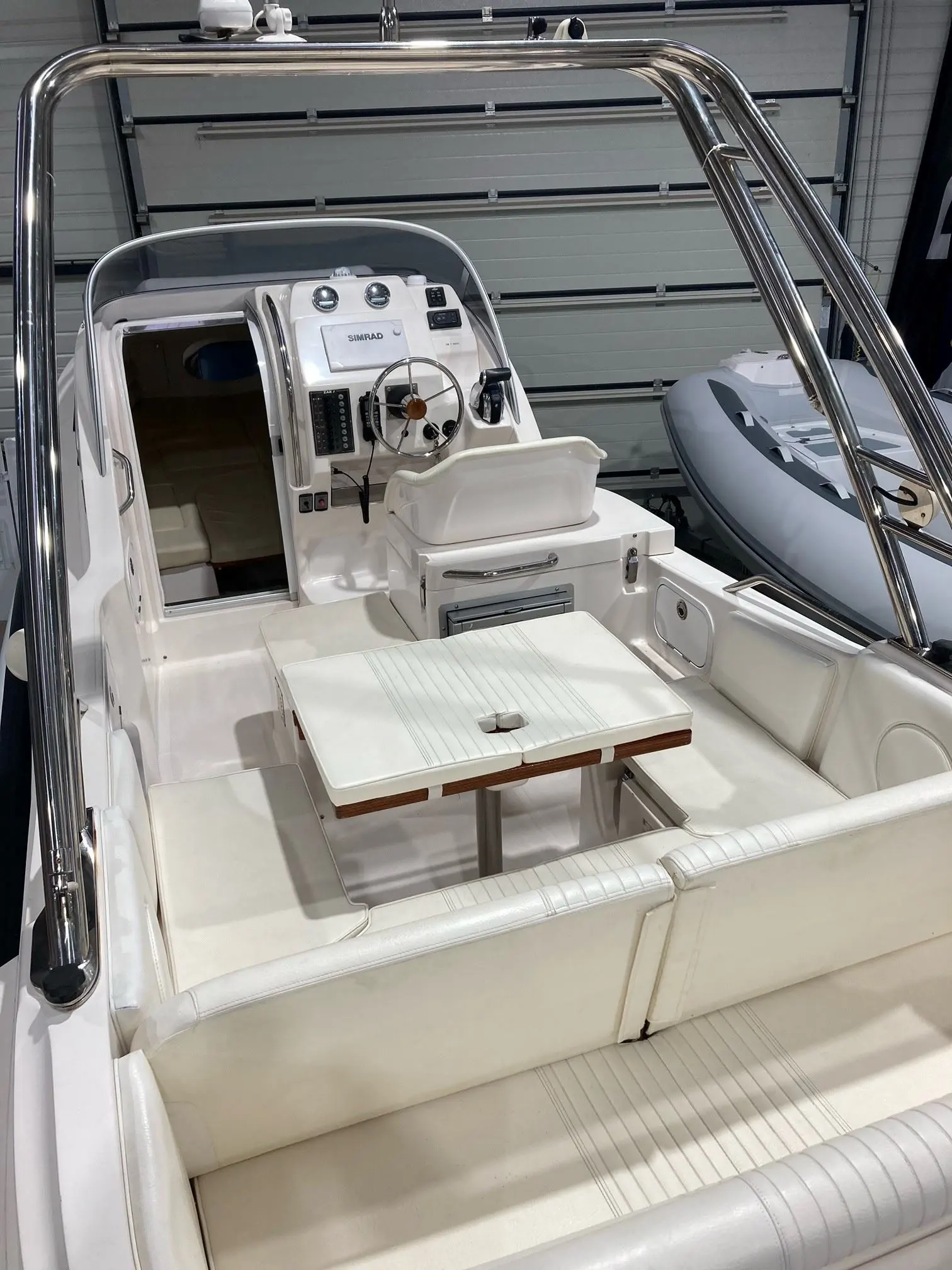Zar Formenti Zar 73 Sky Deck — Vue du cockpit avec console de pilotage, banquettes et table de bord