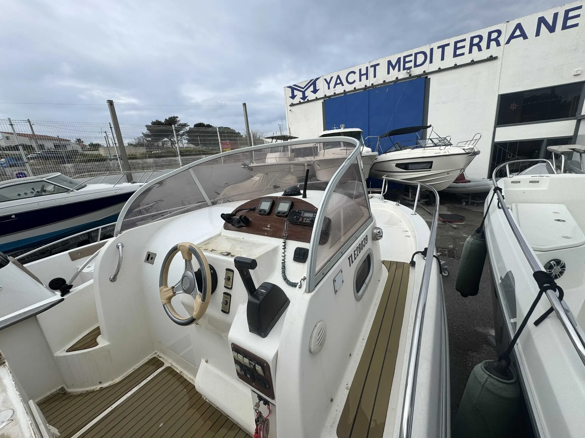 Capelli Cap 24 WA — Vue du poste de pilotage et de l’avant d’un bateau à moteur en extérieur.