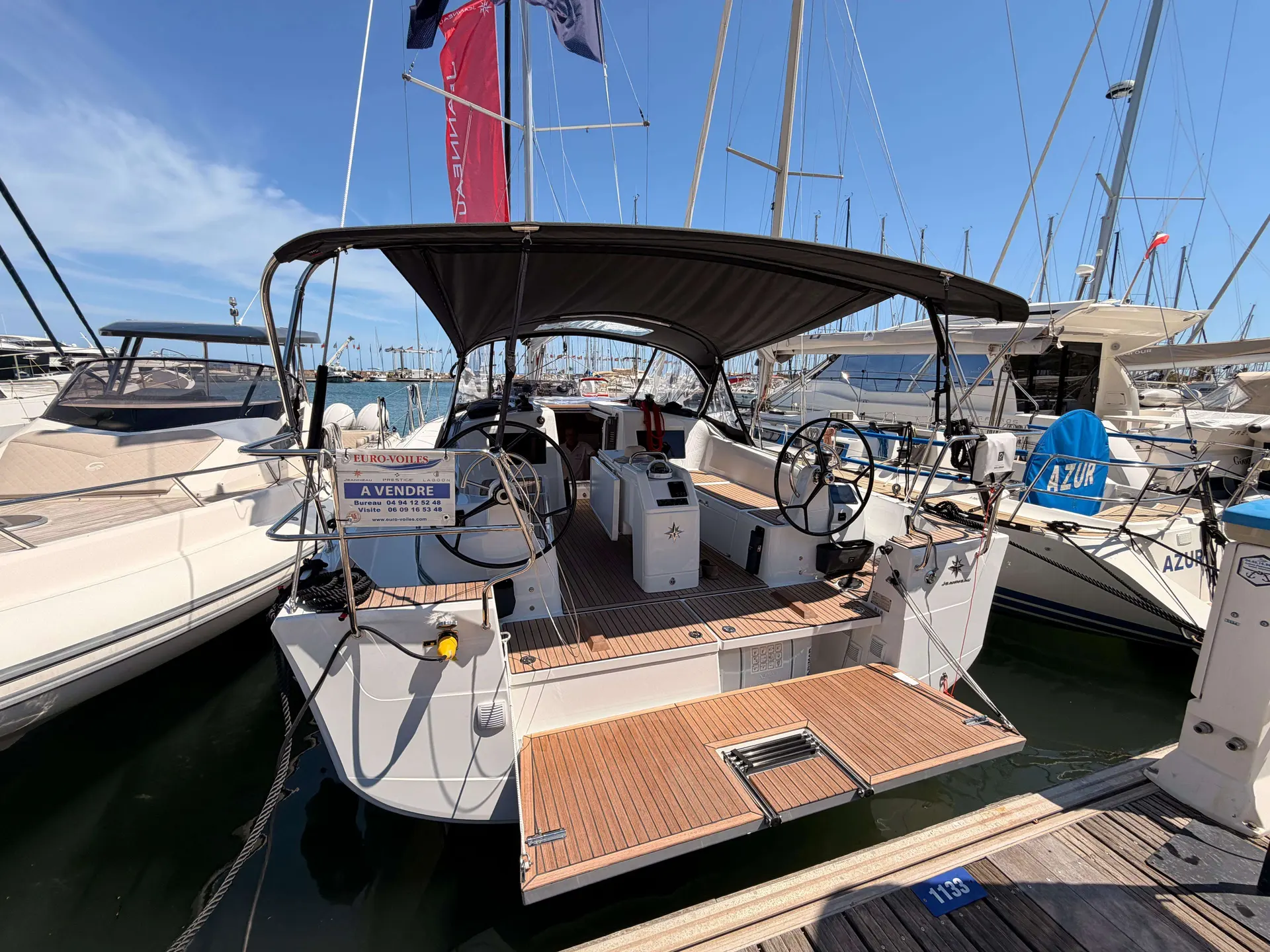Jeanneau Sun Odyssey 415 — Vue arrière du cockpit d’un voilier amarré dans un port.