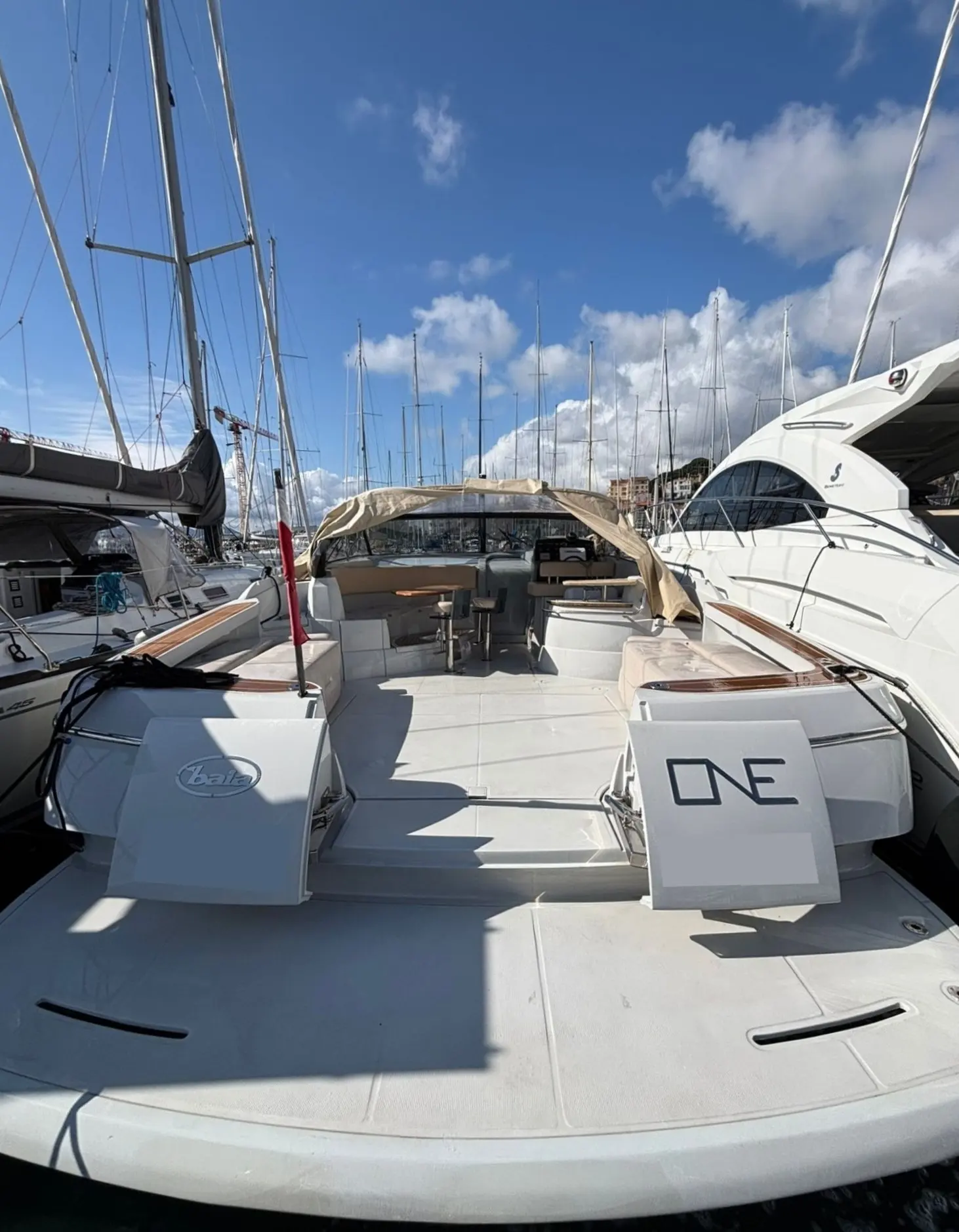 Baia One 43 — Vue du cockpit arrière d’un bateau à moteur amarré dans une marina.