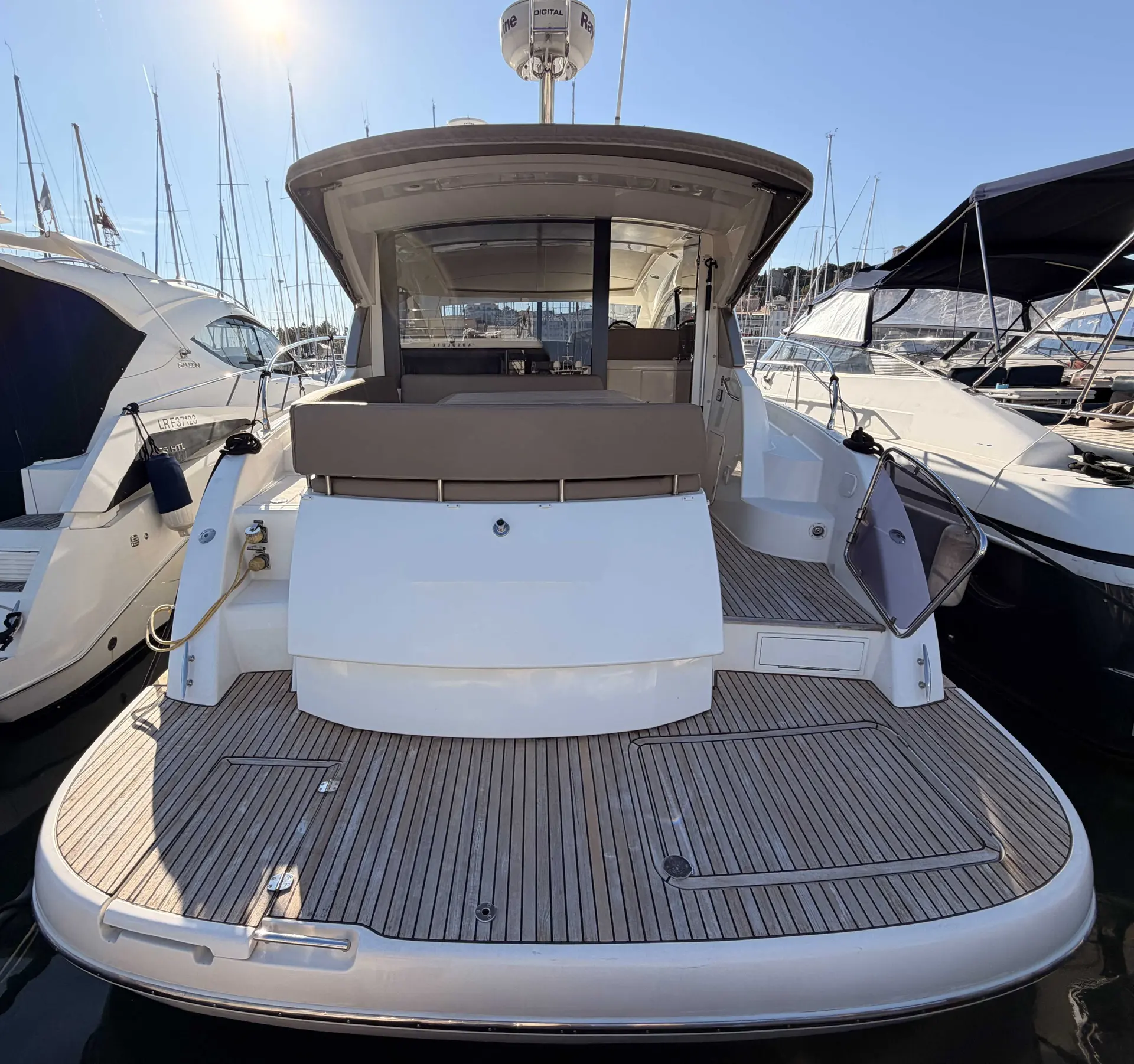 Prestige Yachts 440 S — Vue arrière d’un bateau à moteur amarré, montrant le cockpit et la plateforme arrière.