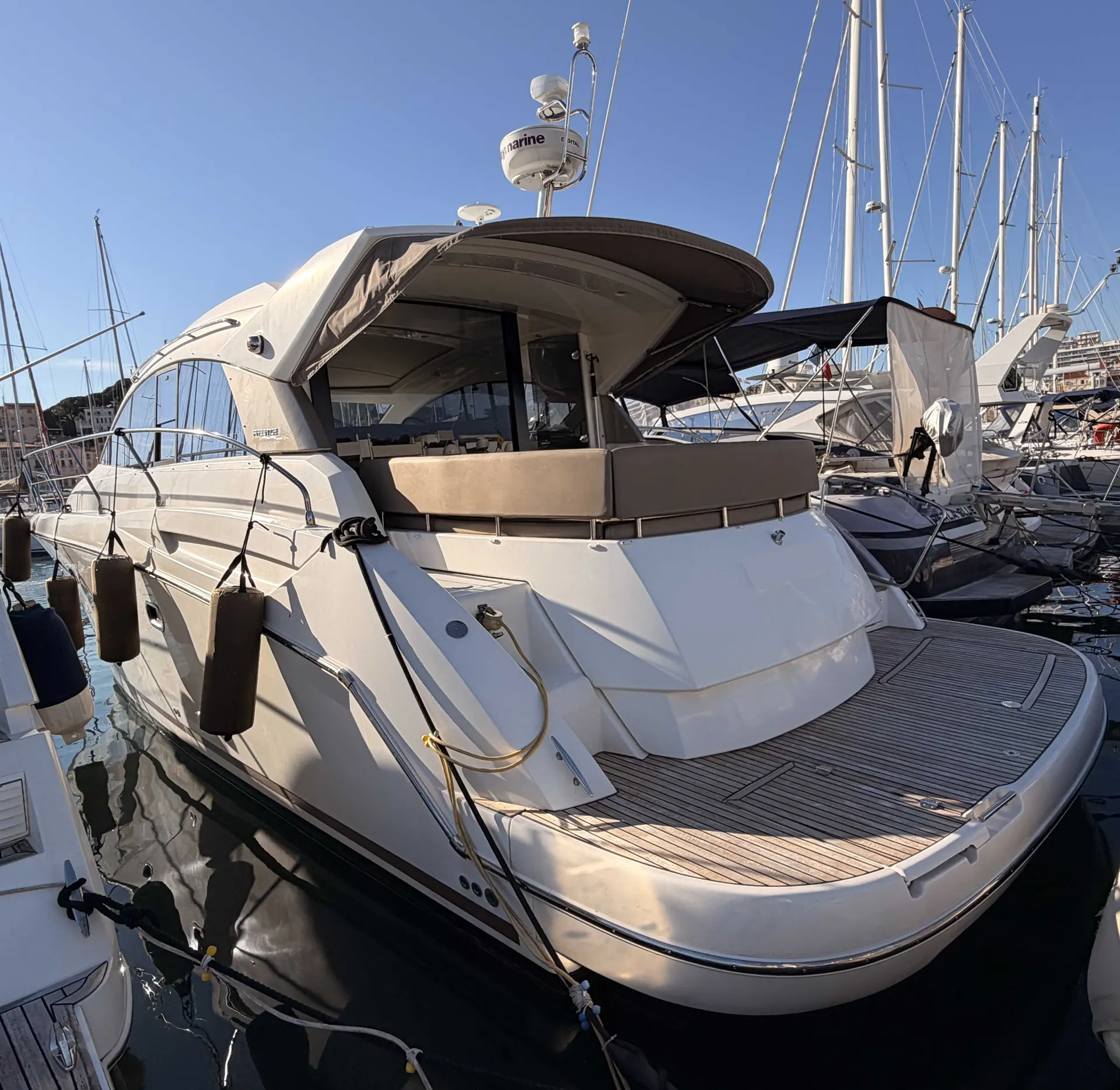 Prestige Yachts 440 S — Bateau à moteur amarré dans un port, vu de trois quarts arrière.