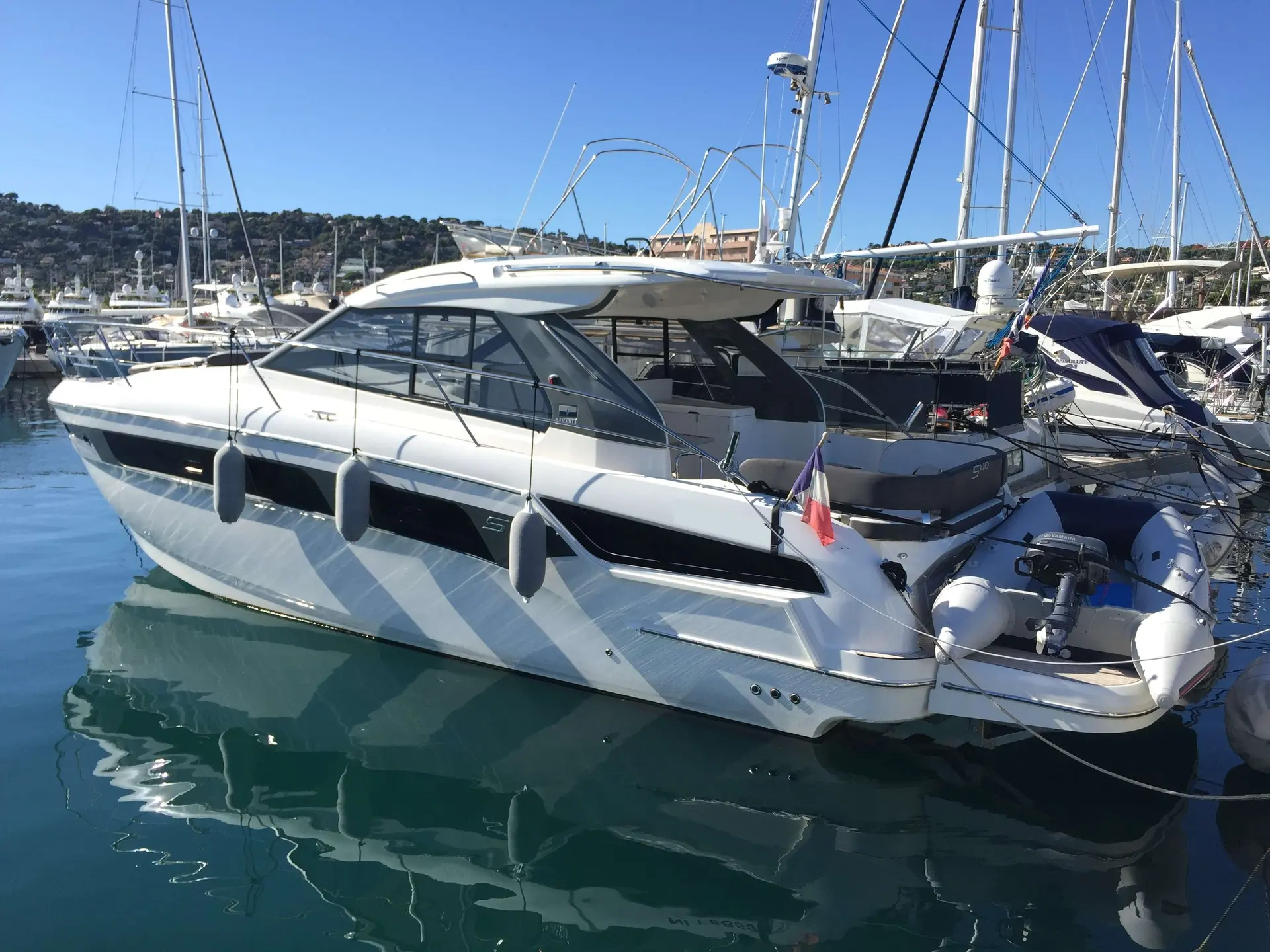 Bavaria S 40 Hardtop — Bateau à moteur blanc vu de trois quarts dans une marina.