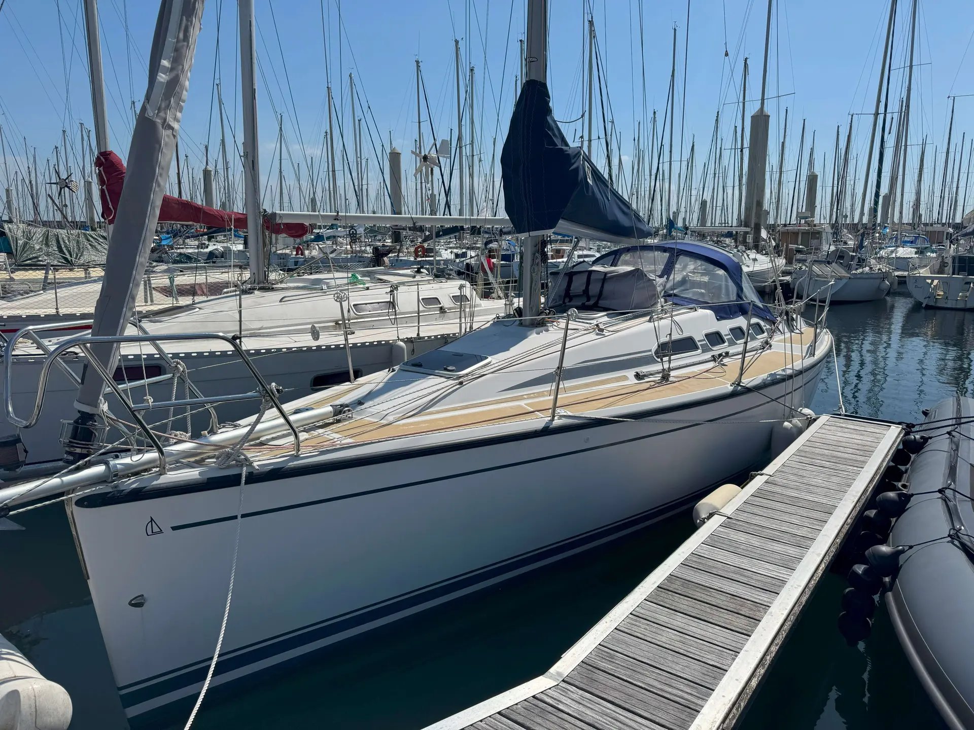Dehler 29 — Voilier blanc amarré dans un port, photographié de trois quarts avant.