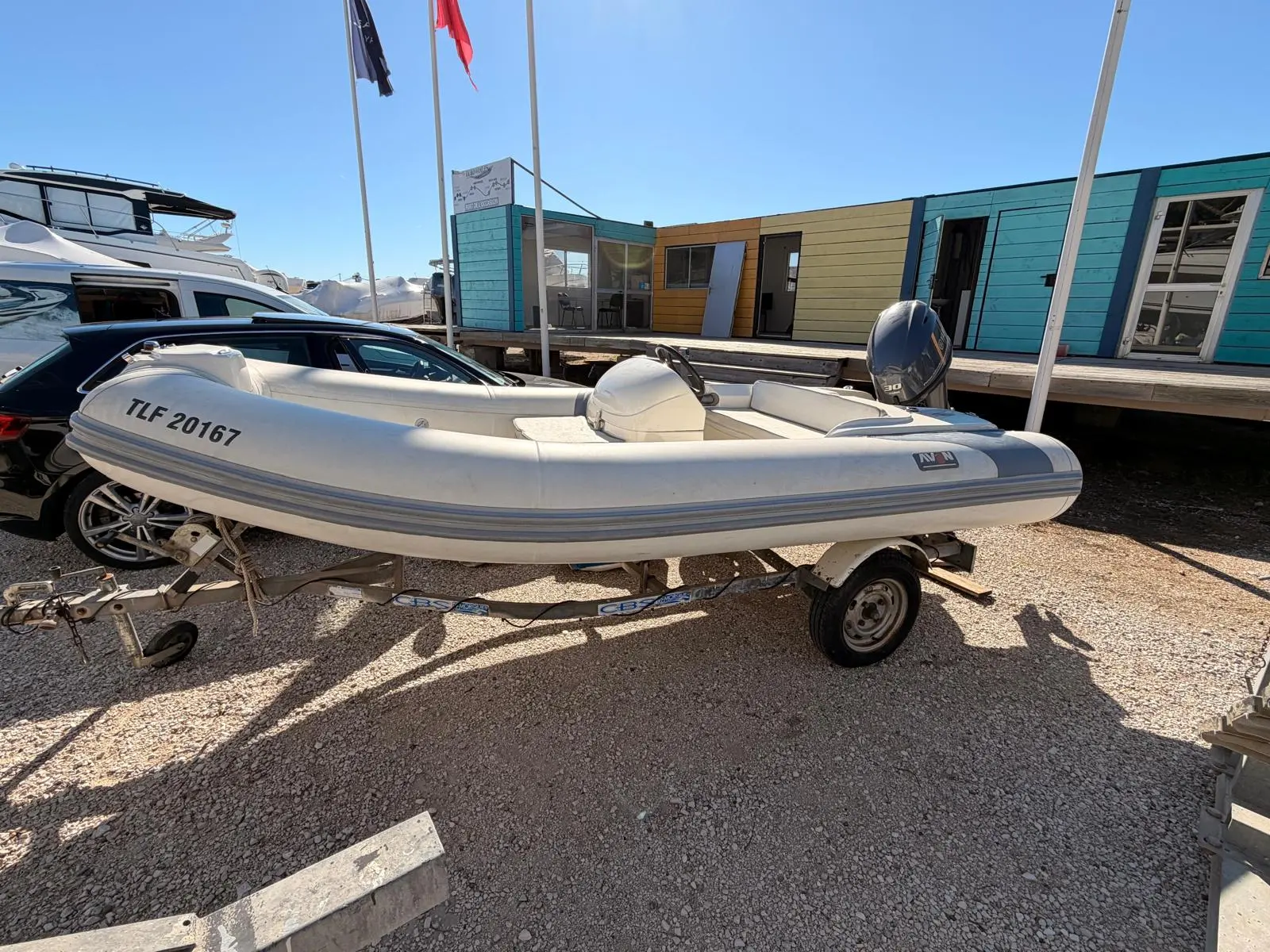 Avon Seasport 400 — Bateau pneumatique blanc avec moteur hors-bord, présenté sur une remorque.
