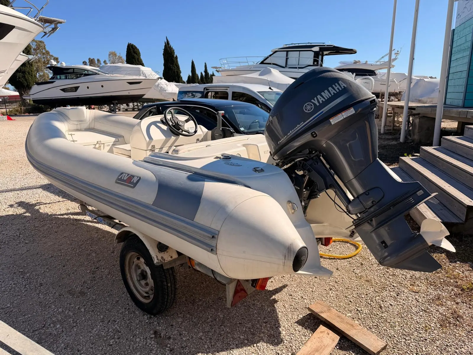 Avon Seasport 400 — Bateau pneumatique gris et blanc sur remorque, avec moteur hors-bord Yamaha.