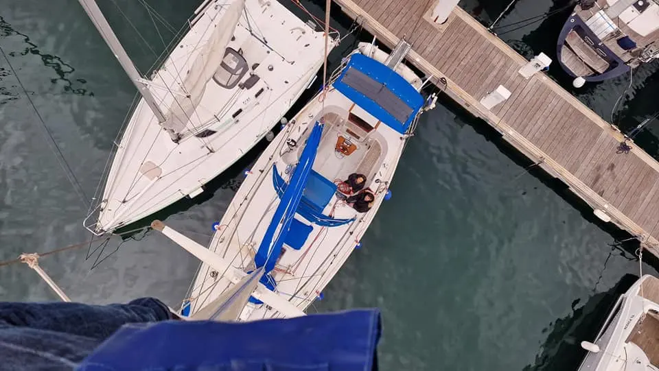 Gibert Marine gin fizz — Vue aérienne d’un voilier amarré entre d’autres bateaux.