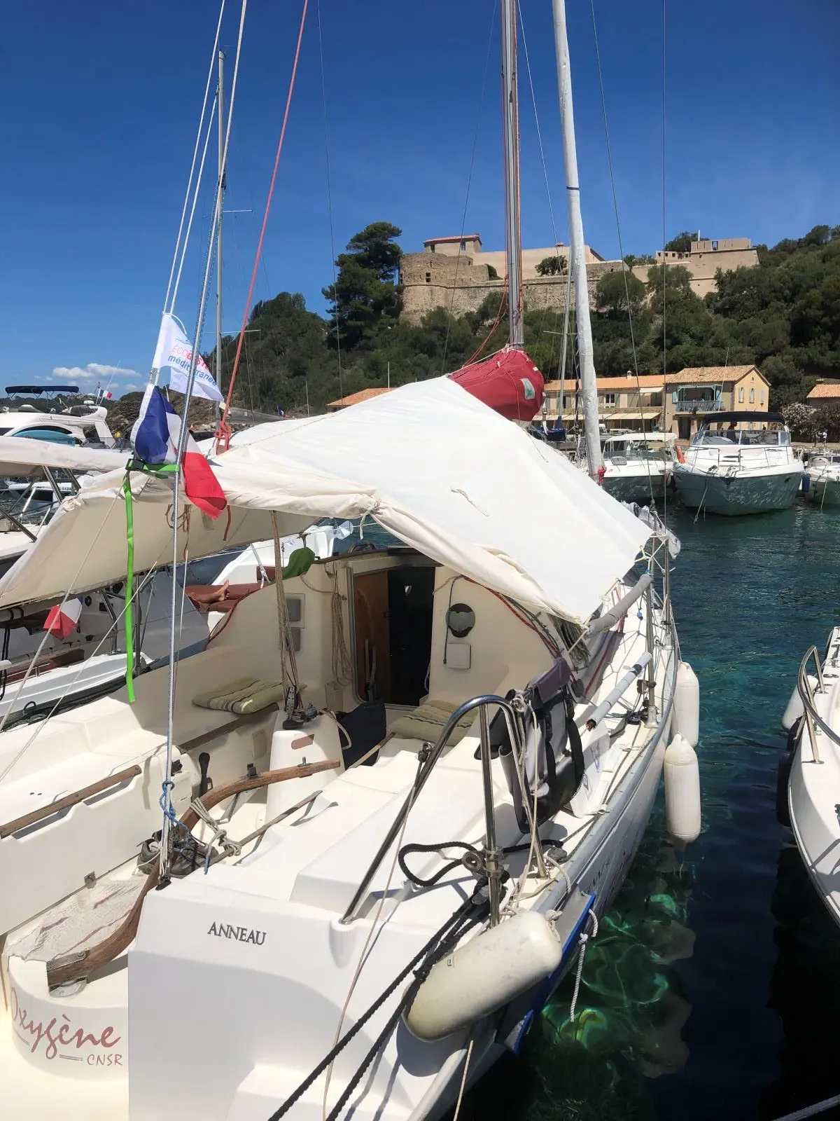 Jeanneau Sun Fast 26 — Voilier blanc amarré, vu depuis l’arrière dans un port méditerranéen.
