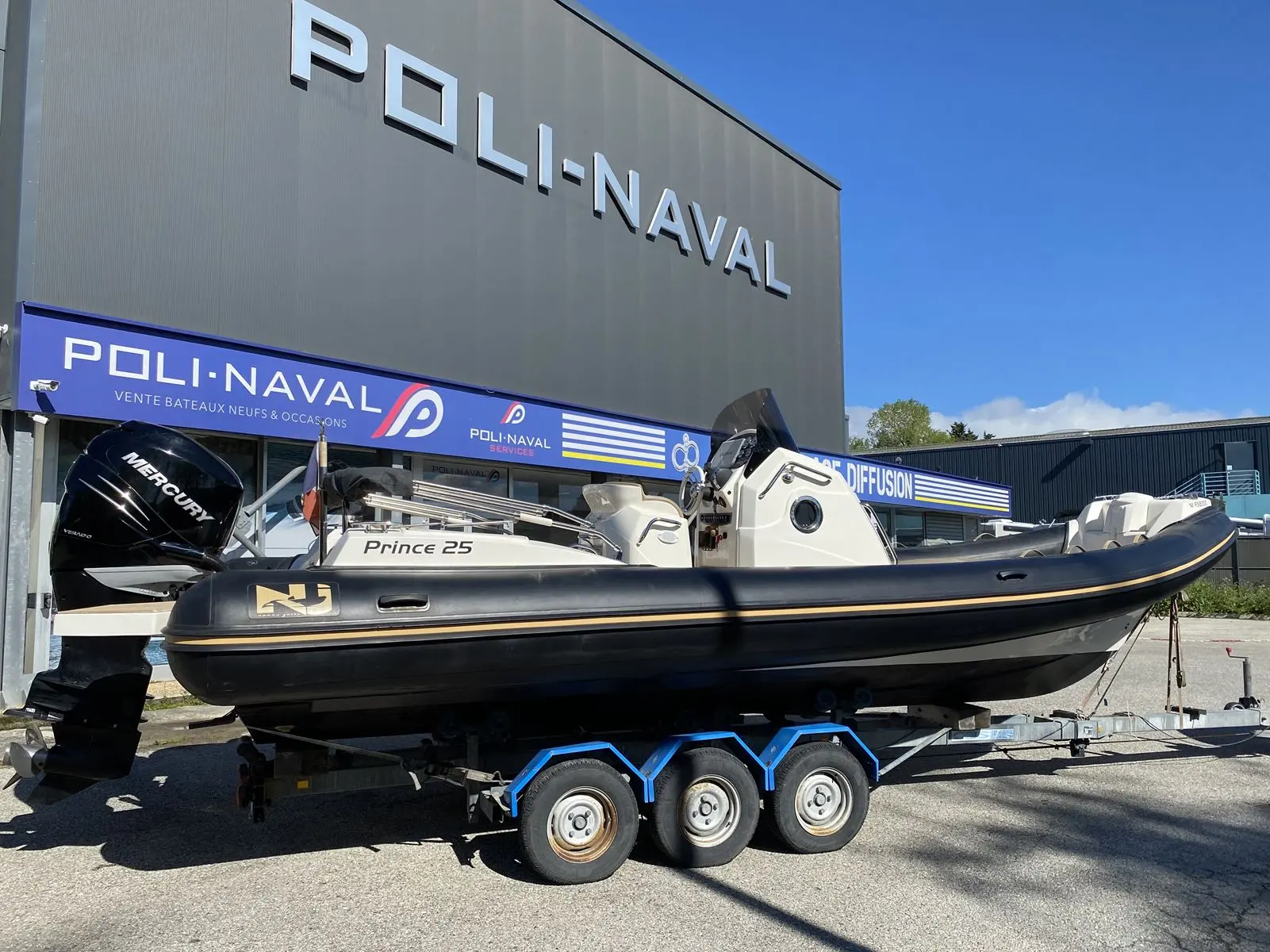 Nuova Jolly Prince 25 — Bateau pneumatique à console centrale exposé sur une remorque.