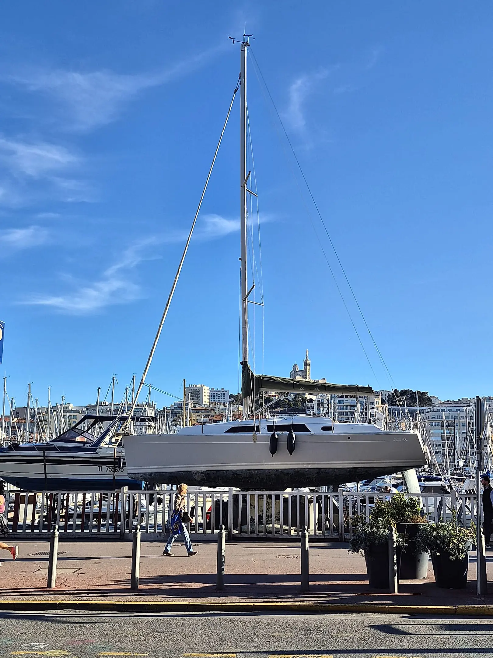 Hanse 325 — Voilier blanc à quai, photographié de profil dans une marina.